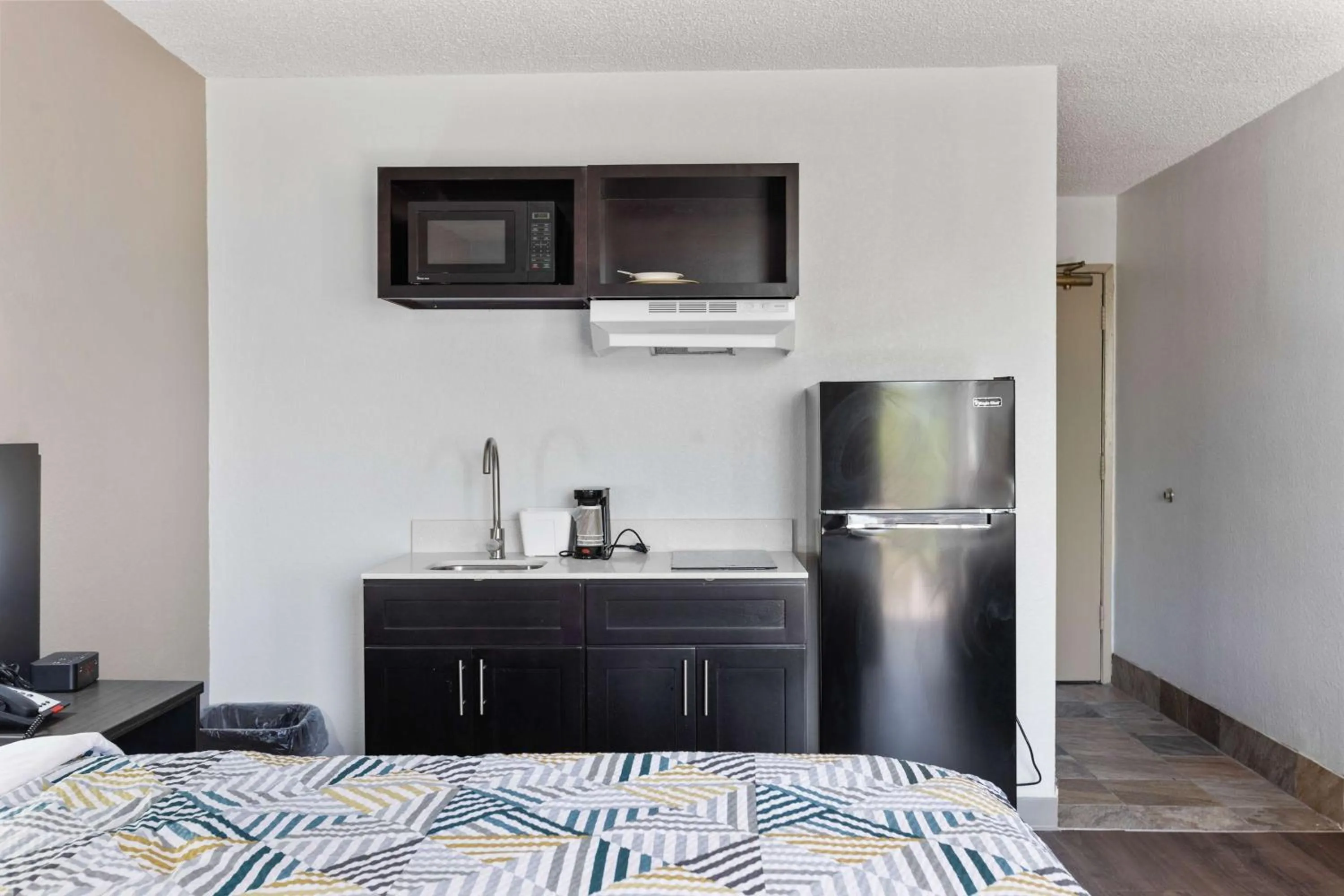 Bedroom, Bed in Studio 6 Pecos TX