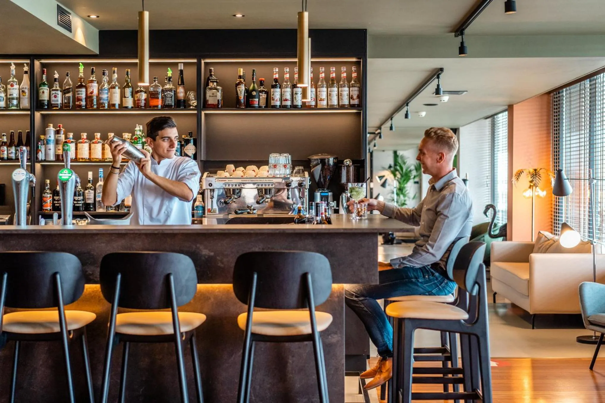 Lounge or bar in Leonardo Hotel IJmuiden Seaport Beach