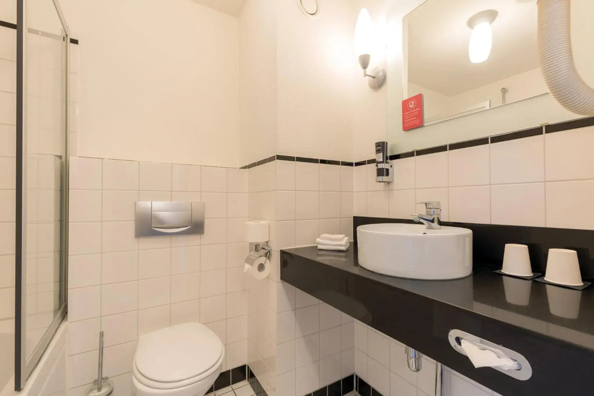 Standard Twin Room in Leonardo Hotel IJmuiden Seaport Beach Standard Twin Room in Leonardo Hotel IJmuiden Seaport Beach