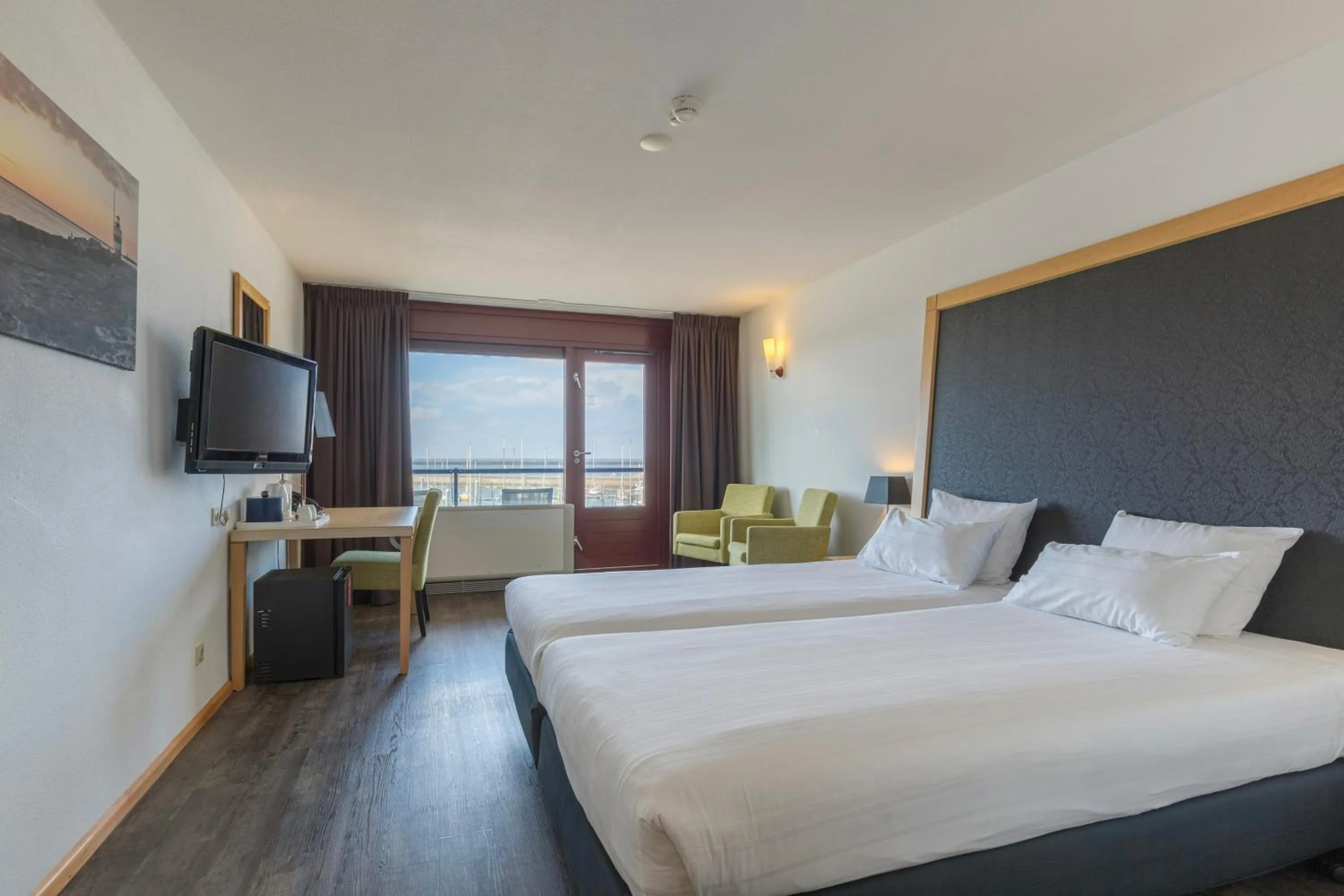 Photo of the whole room, Bed in Leonardo Hotel IJmuiden Seaport Beach