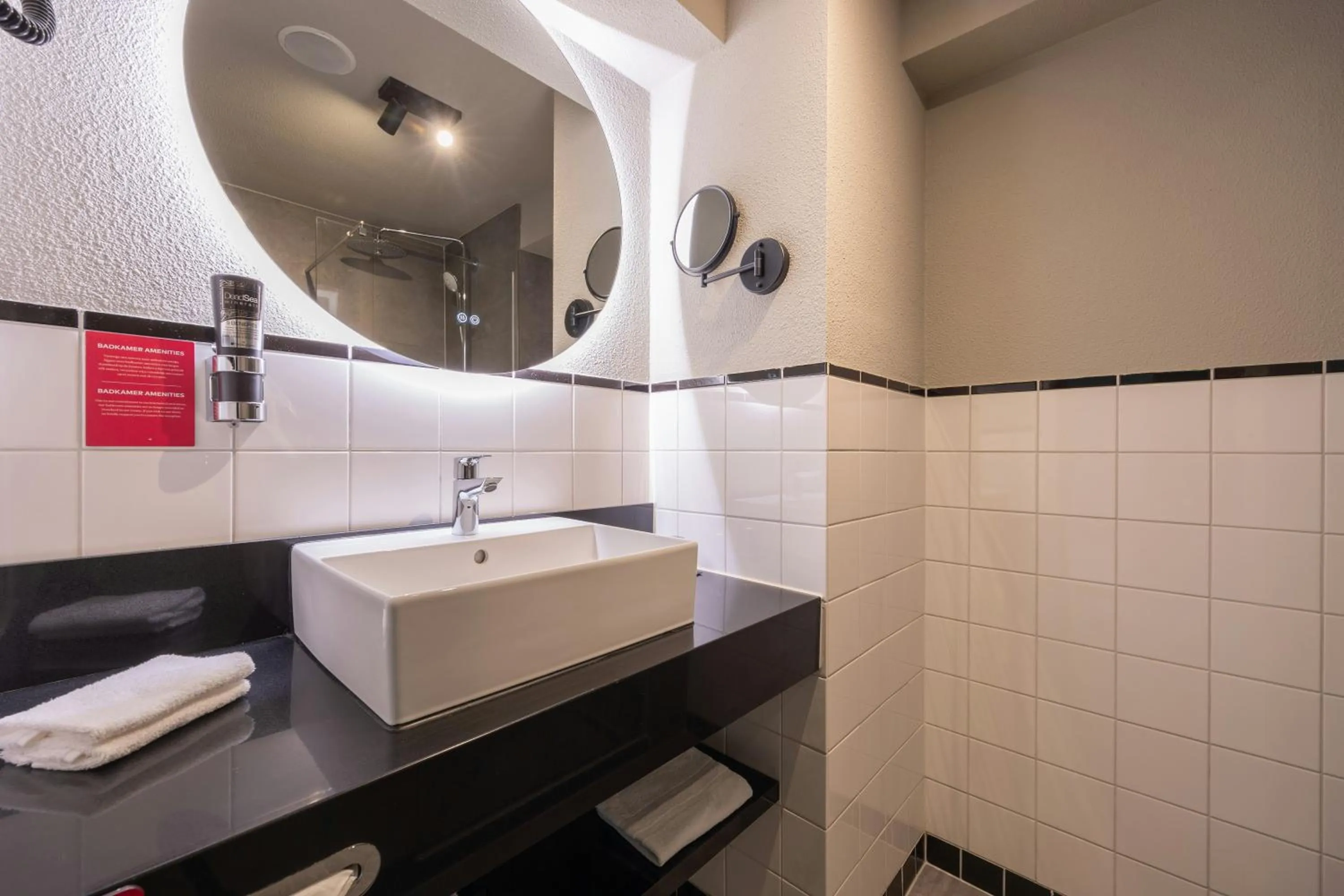 Bathroom in Leonardo Hotel IJmuiden Seaport Beach