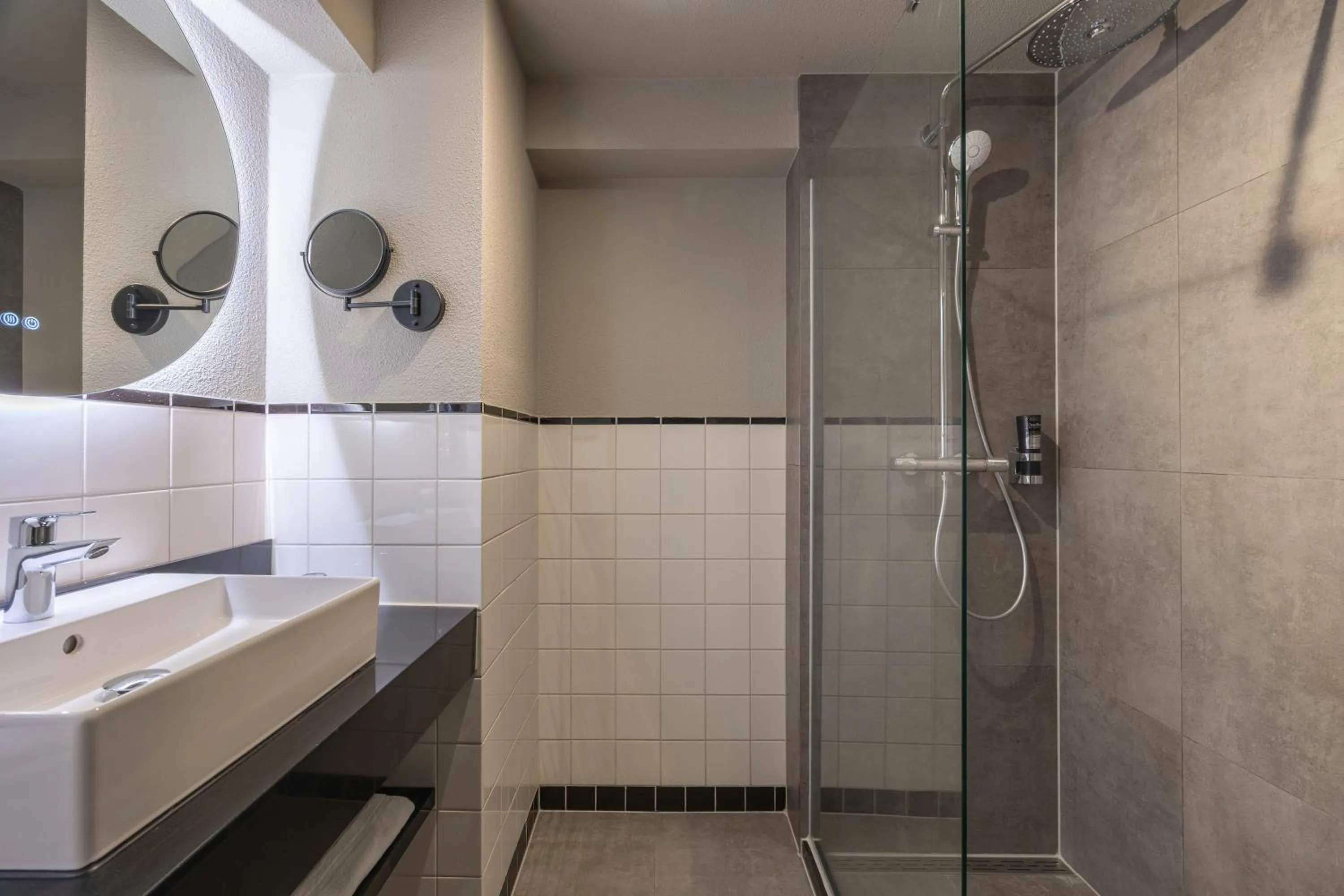 Bathroom in Leonardo Hotel IJmuiden Seaport Beach