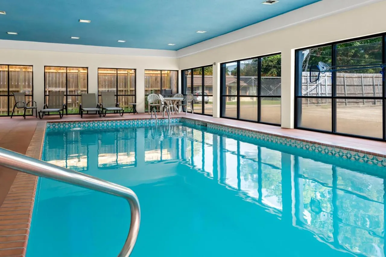 Pool view in Quality Inn and Suites Lafayette