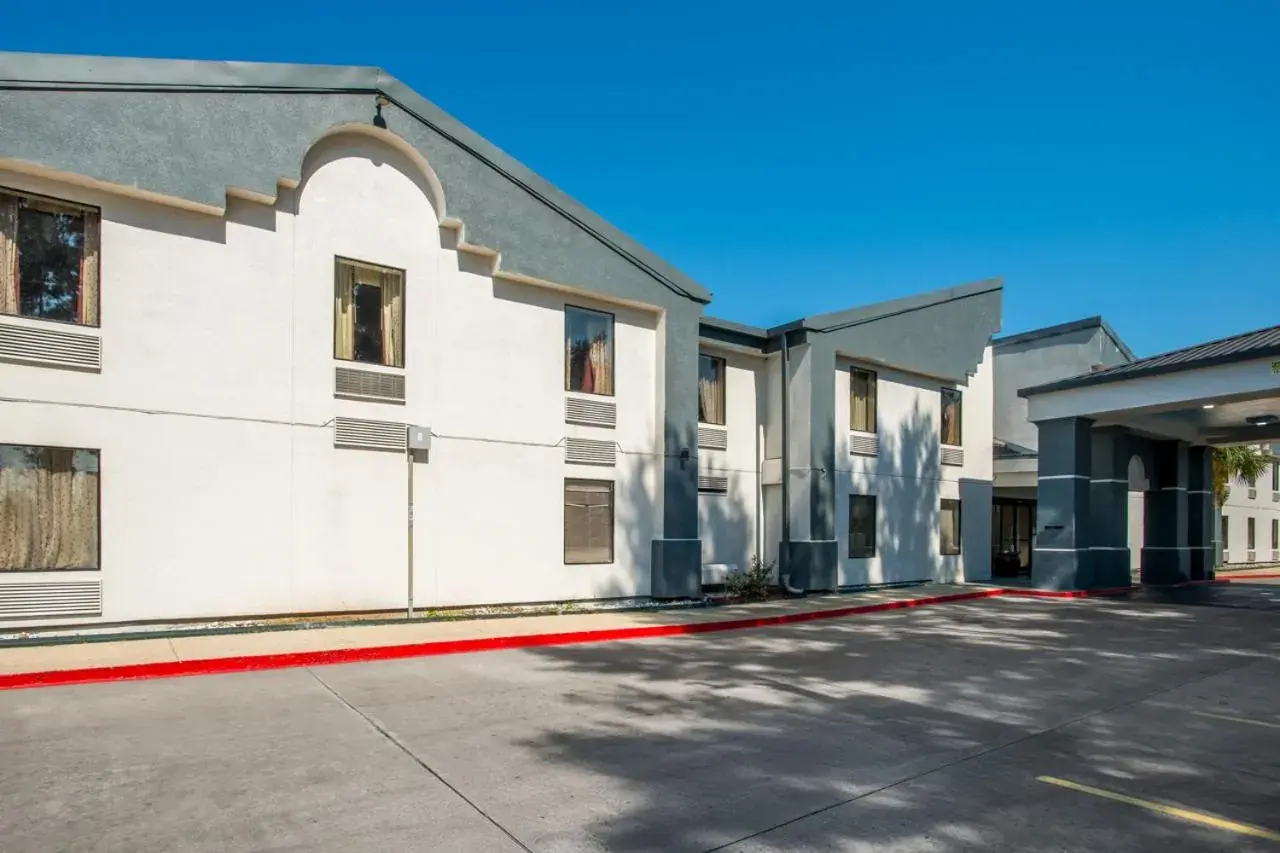 Property building in Quality Inn and Suites Lafayette Property building in Quality Inn and Suites Lafayette