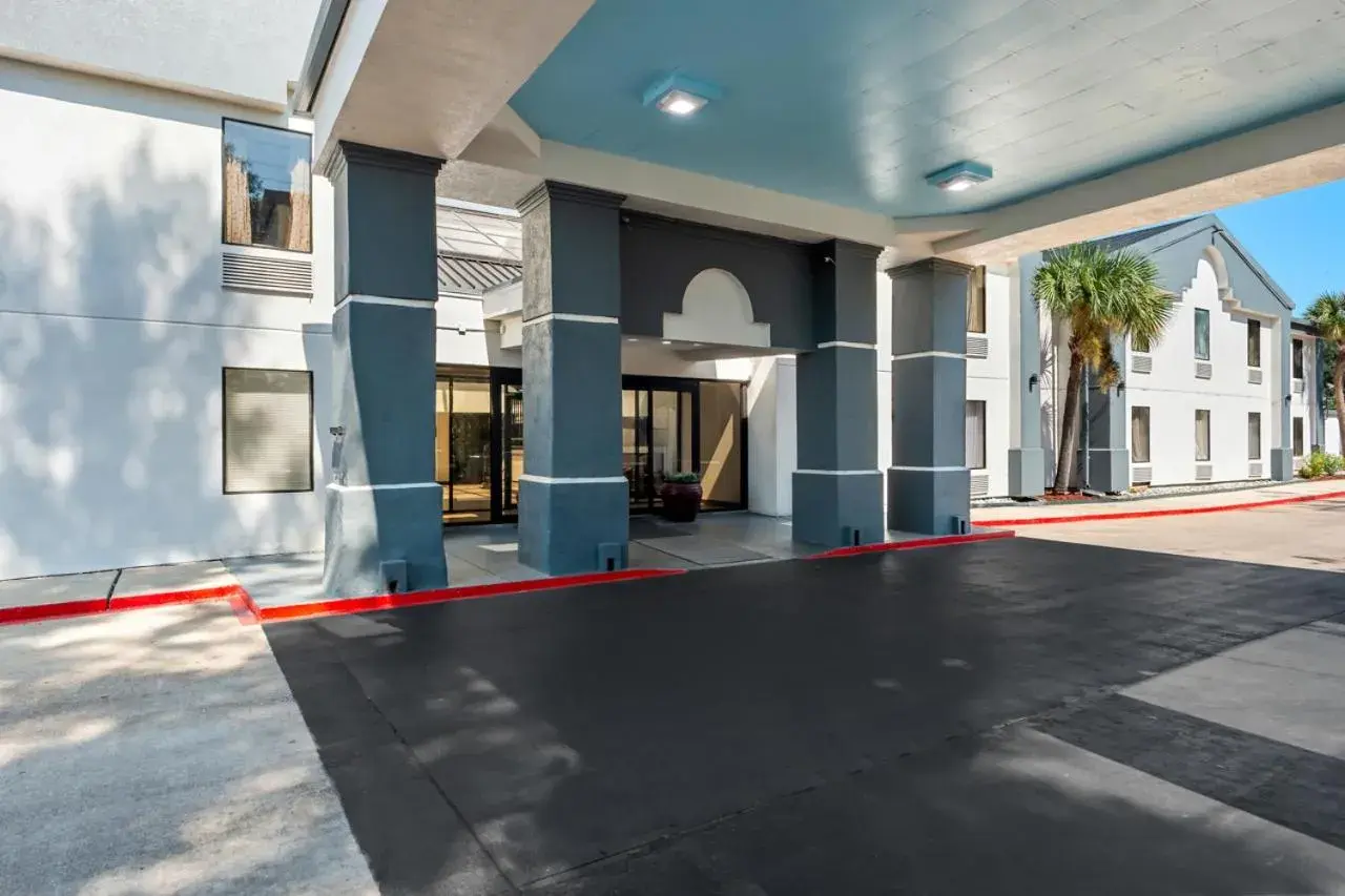 Property building in Quality Inn and Suites Lafayette Property building in Quality Inn and Suites Lafayette