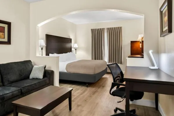 Bed in Quality Inn and Suites Lafayette