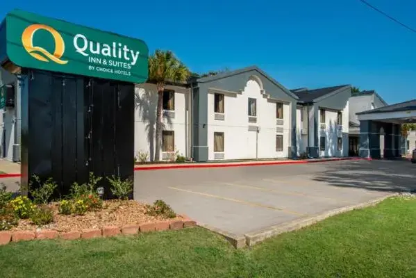 Property building in Quality Inn and Suites Lafayette Property building in Quality Inn and Suites Lafayette