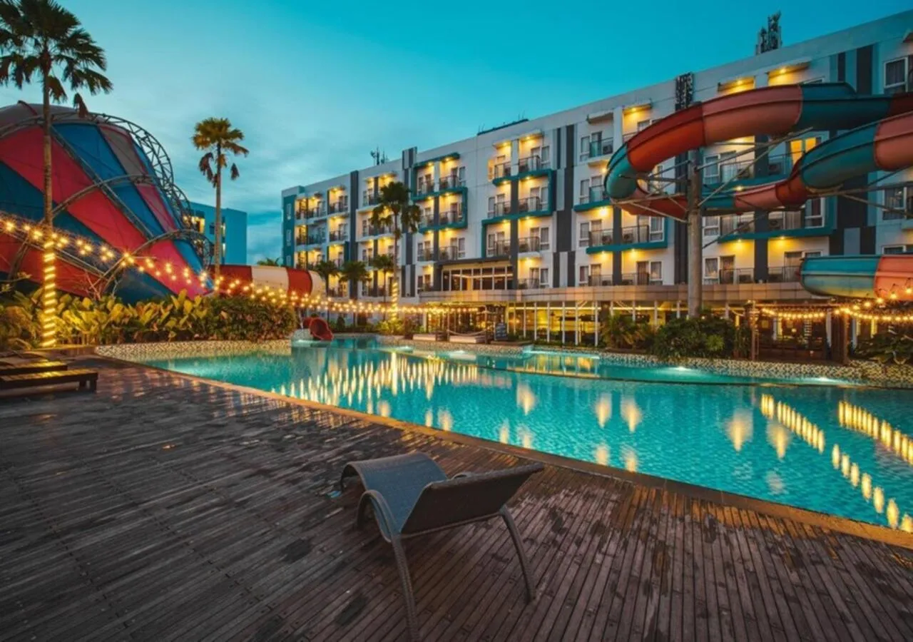 Swimming pool in Astara Hotel Balikpapan