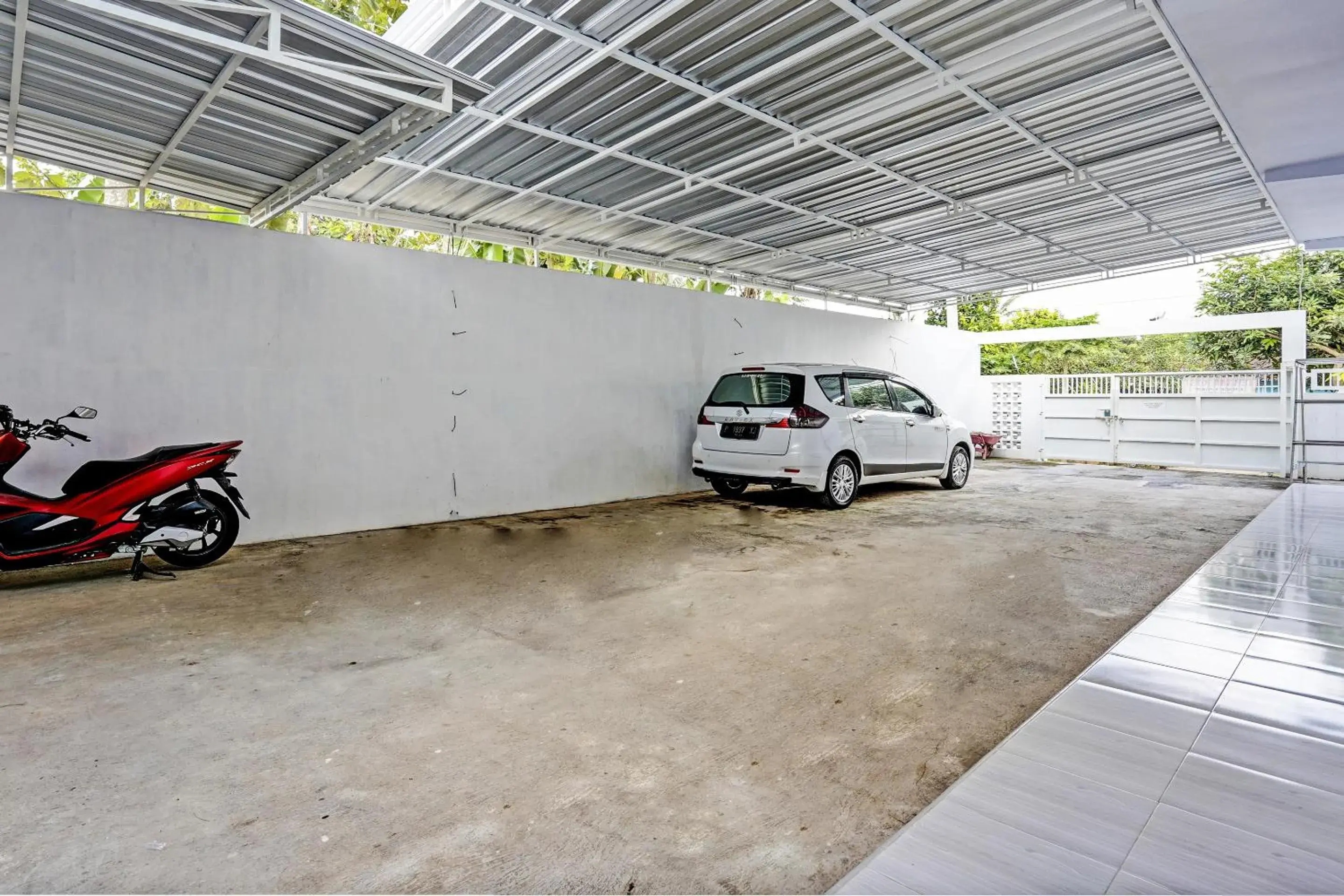 Facade/entrance in Hotel O Niza Guesthouse Syariah Facade/entrance in Hotel O Niza Guesthouse Syariah