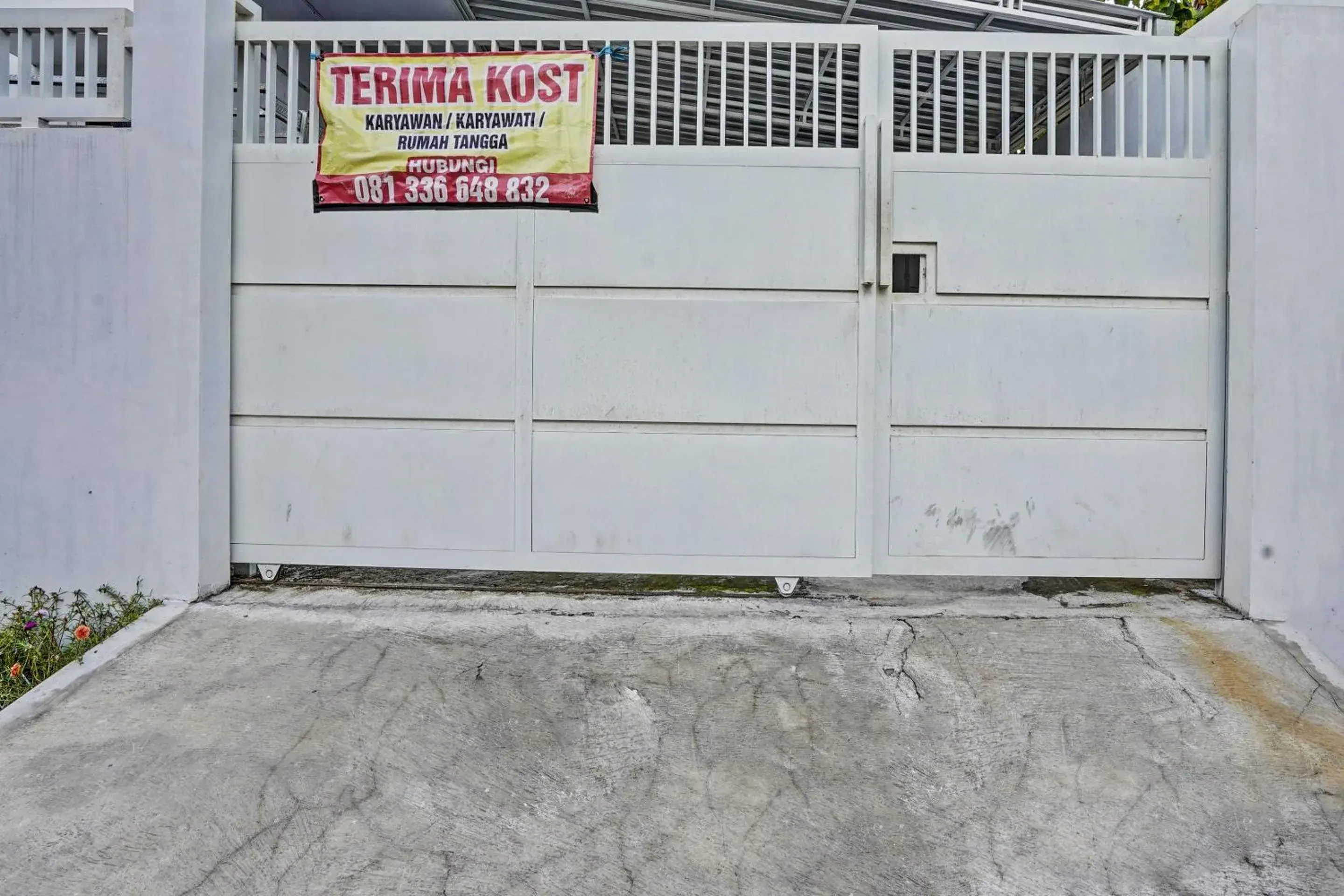 Facade/entrance in Hotel O Niza Guesthouse Syariah Facade/entrance in Hotel O Niza Guesthouse Syariah