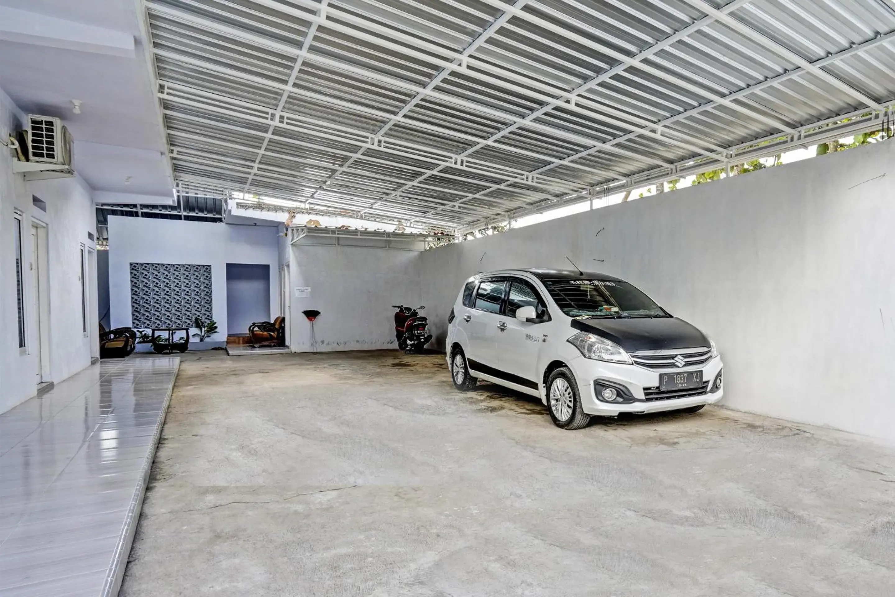 Facade/entrance in Hotel O Niza Guesthouse Syariah Facade/entrance in Hotel O Niza Guesthouse Syariah