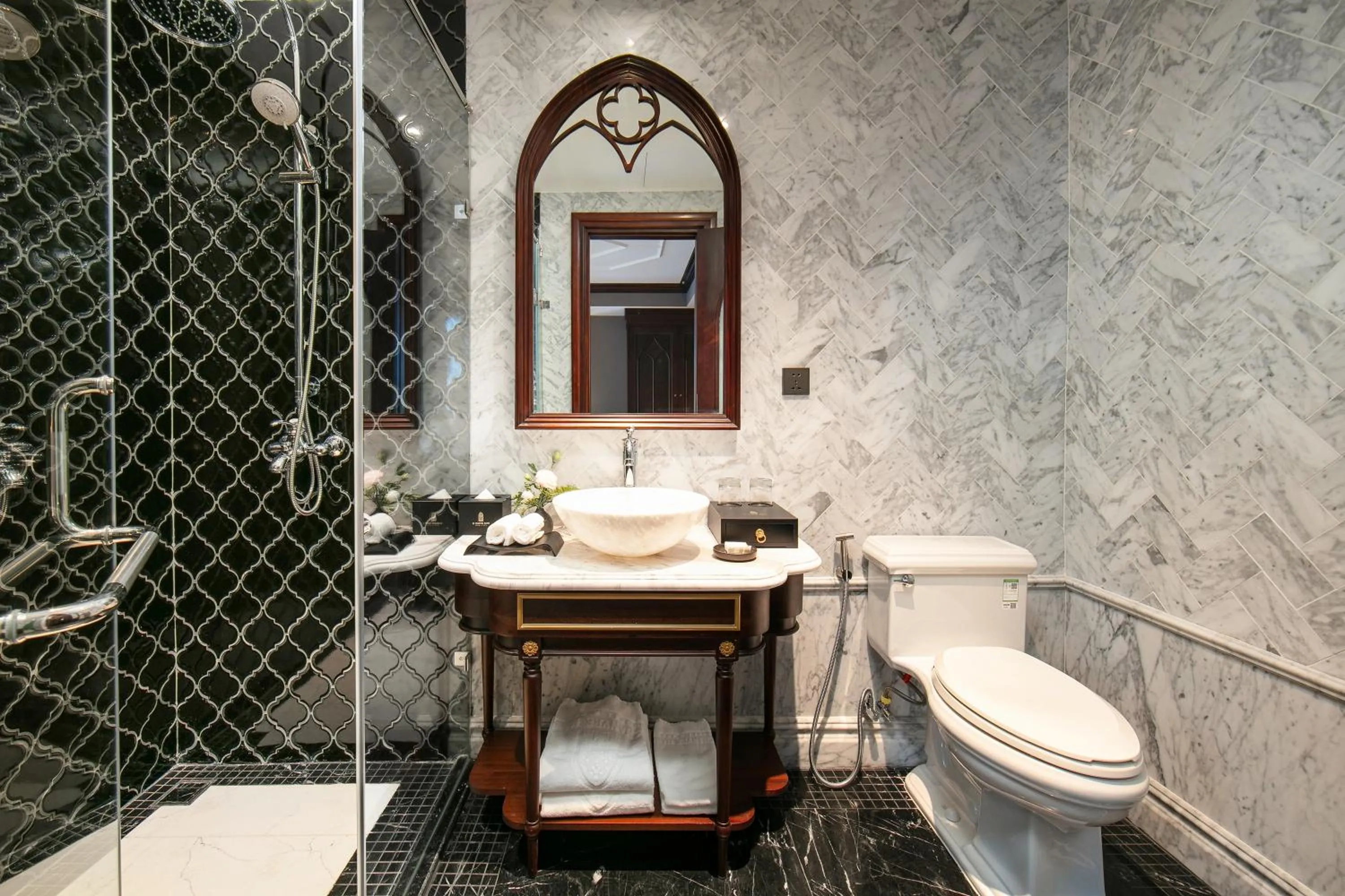 Toilet in Le Chanvre Hanoi Hotel & Spa