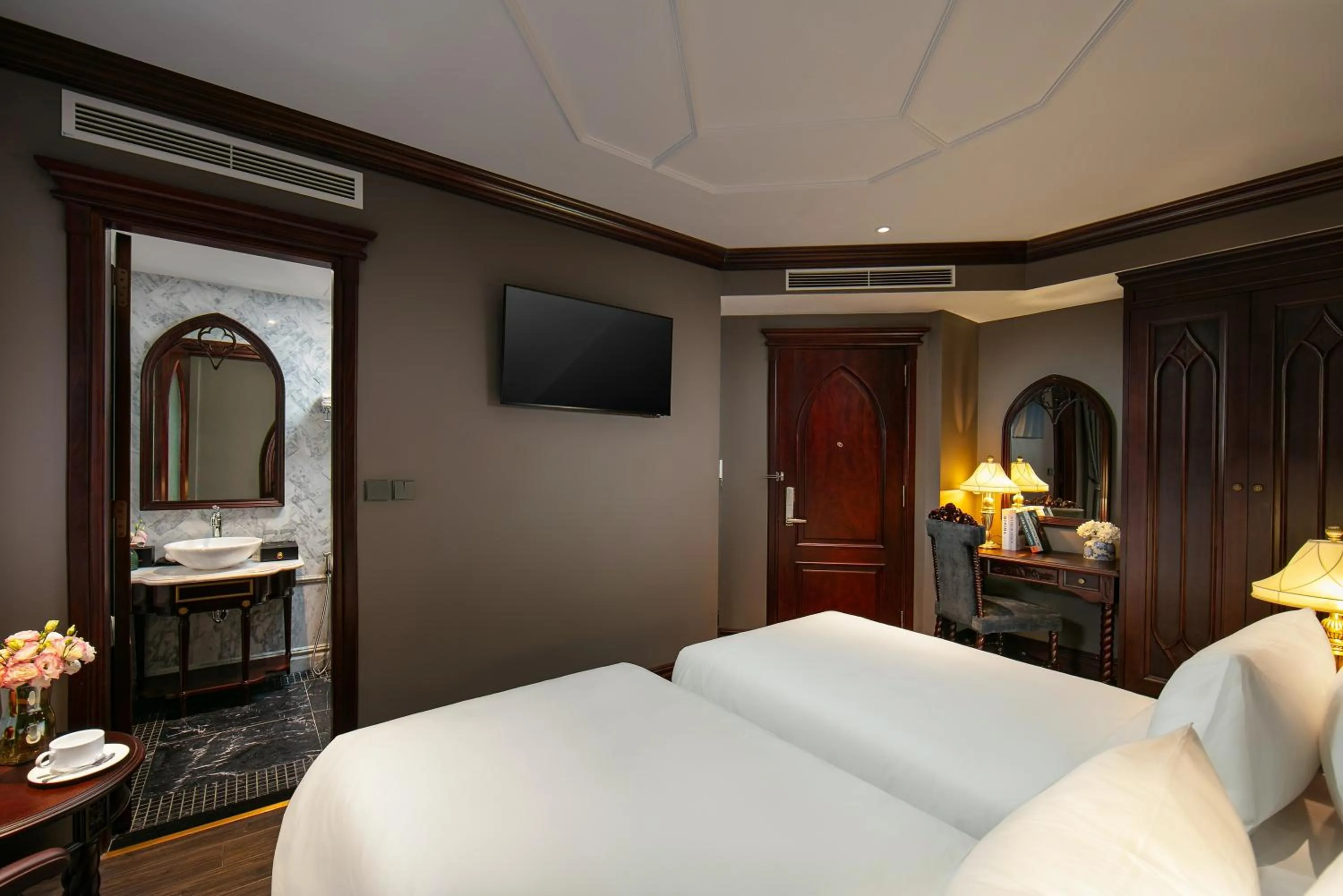 Bed in Le Chanvre Hanoi Hotel & Spa