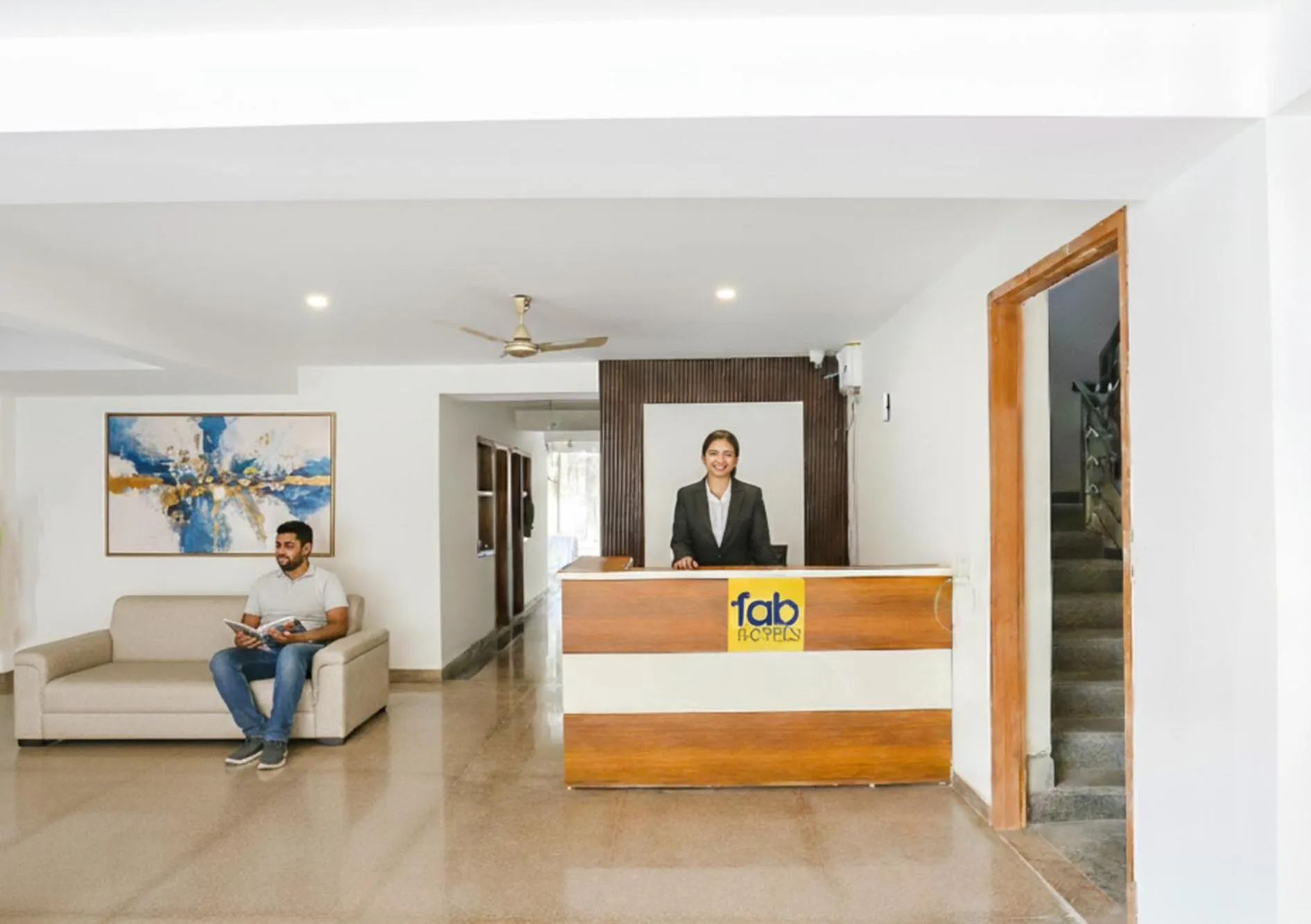Lobby or reception in FabHotel Raahi Retreat - Nr Star Mall & 32nd Avenue