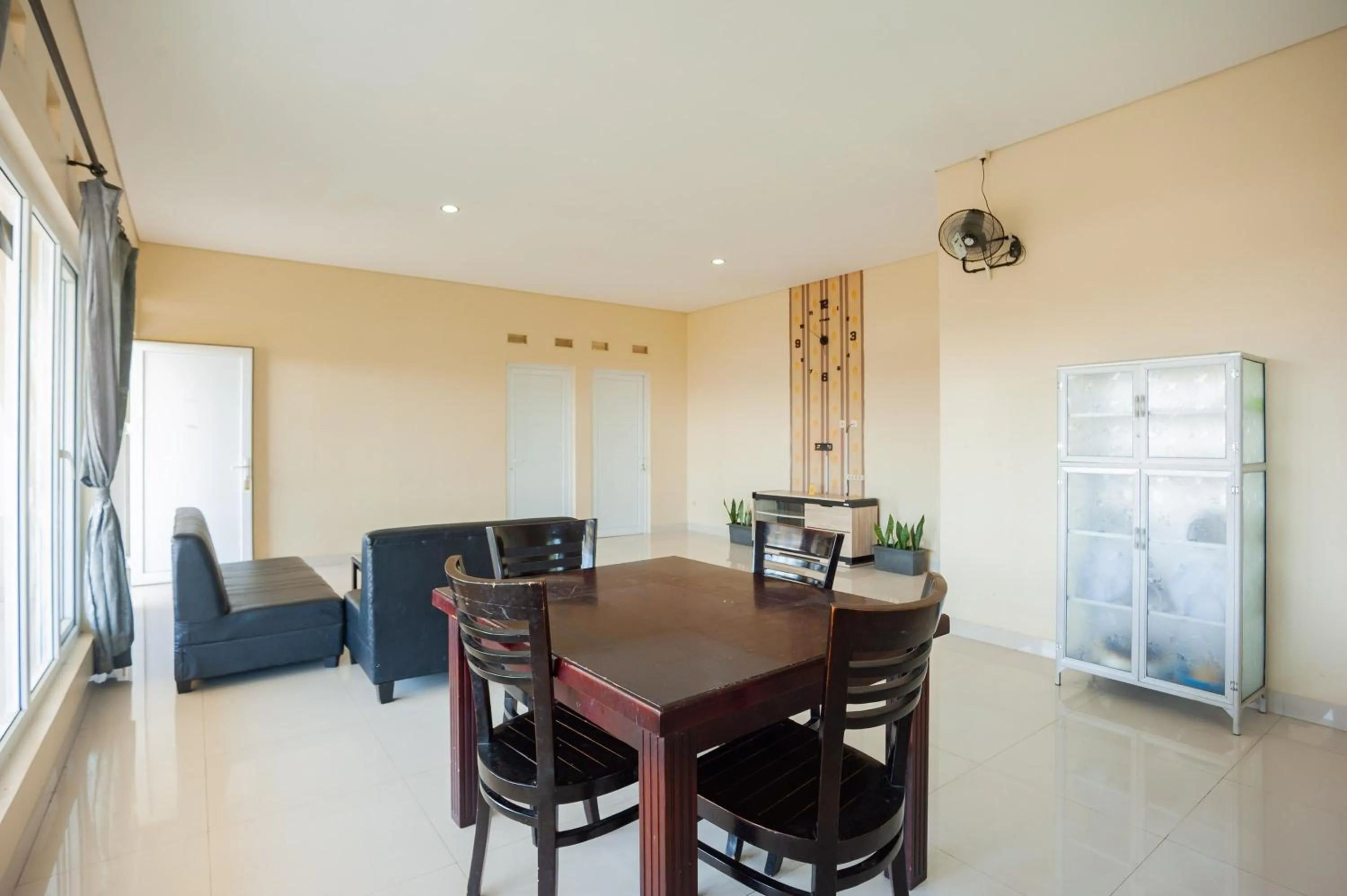 Dining area in Urbanview Resort Adang Zecky Cisarua Puncak by RedDoorz