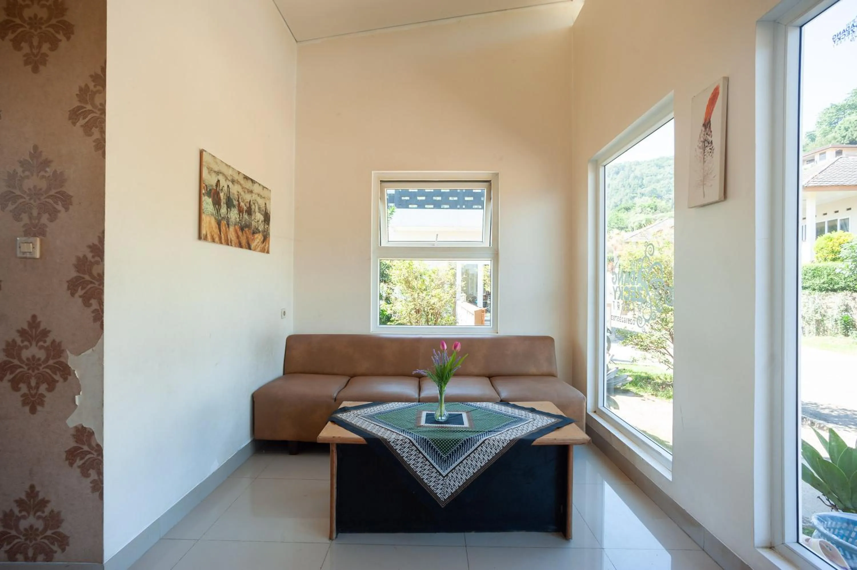 Seating area in Urbanview Resort Adang Zecky Cisarua Puncak by RedDoorz