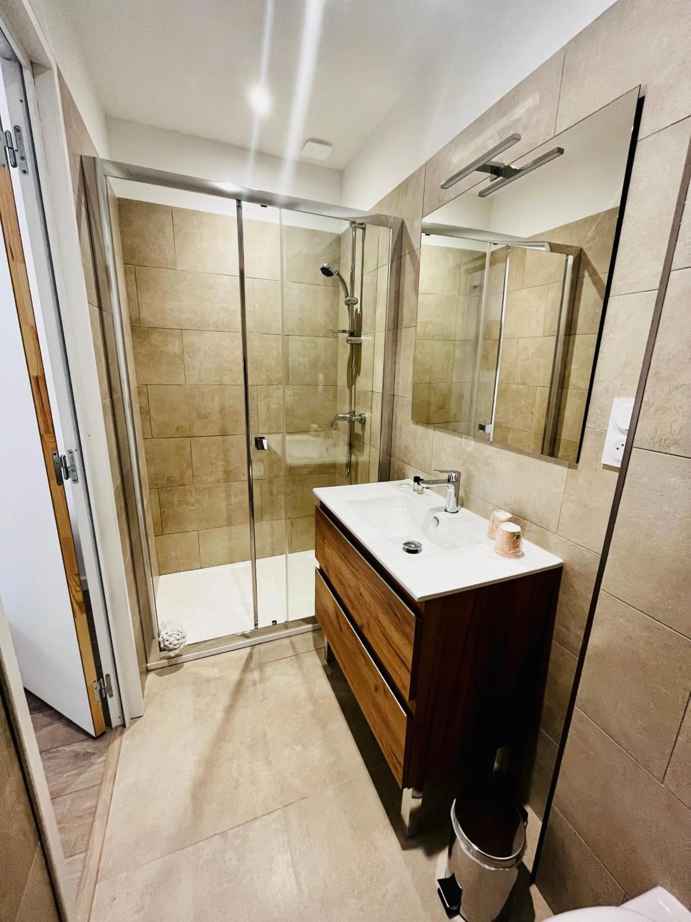 Shower in Hôtel Résidence CAPENSE