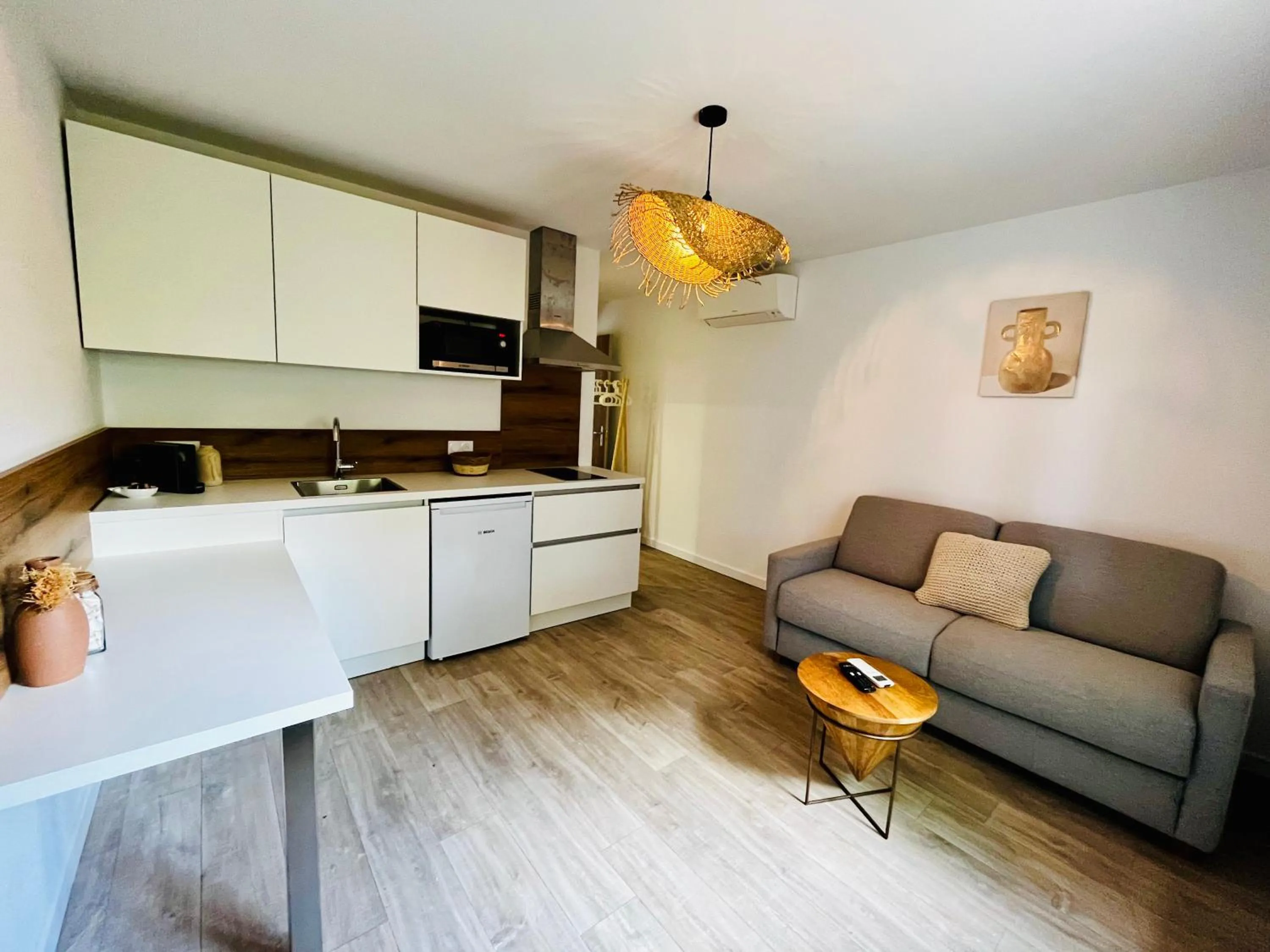 TV and multimedia in Hôtel Résidence CAPENSE