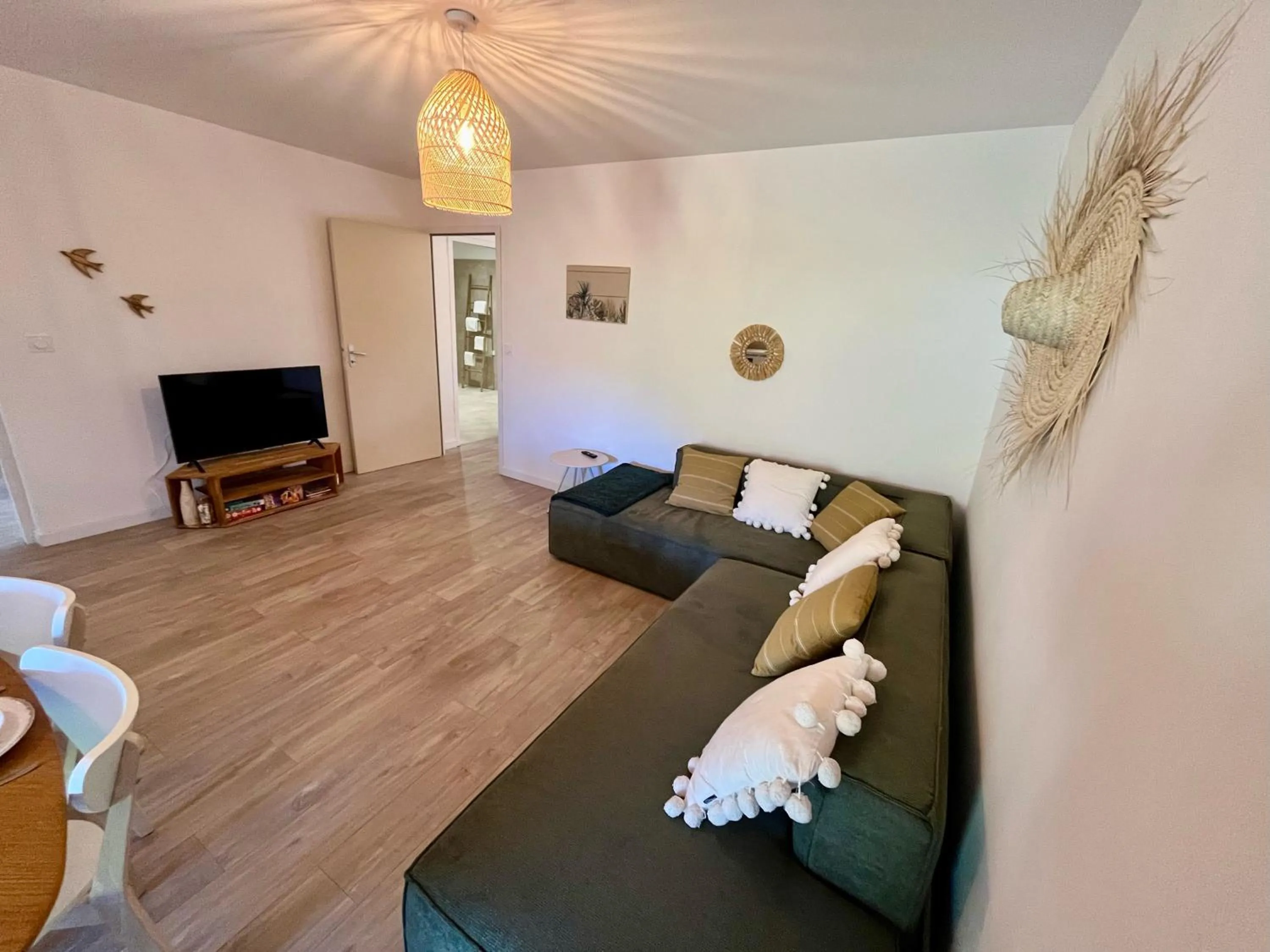 TV and multimedia in Hôtel Résidence CAPENSE