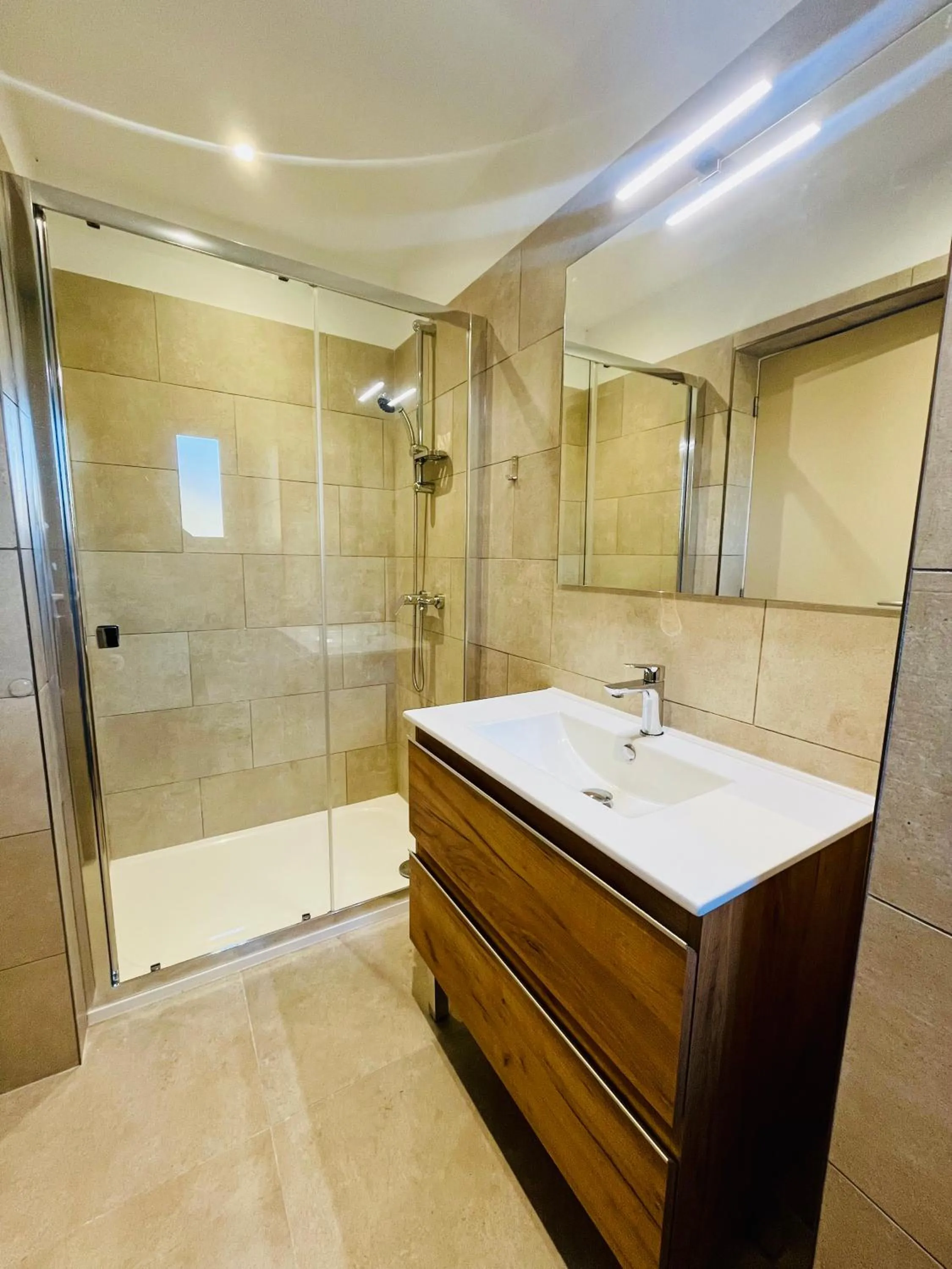 Shower in Hôtel Résidence CAPENSE