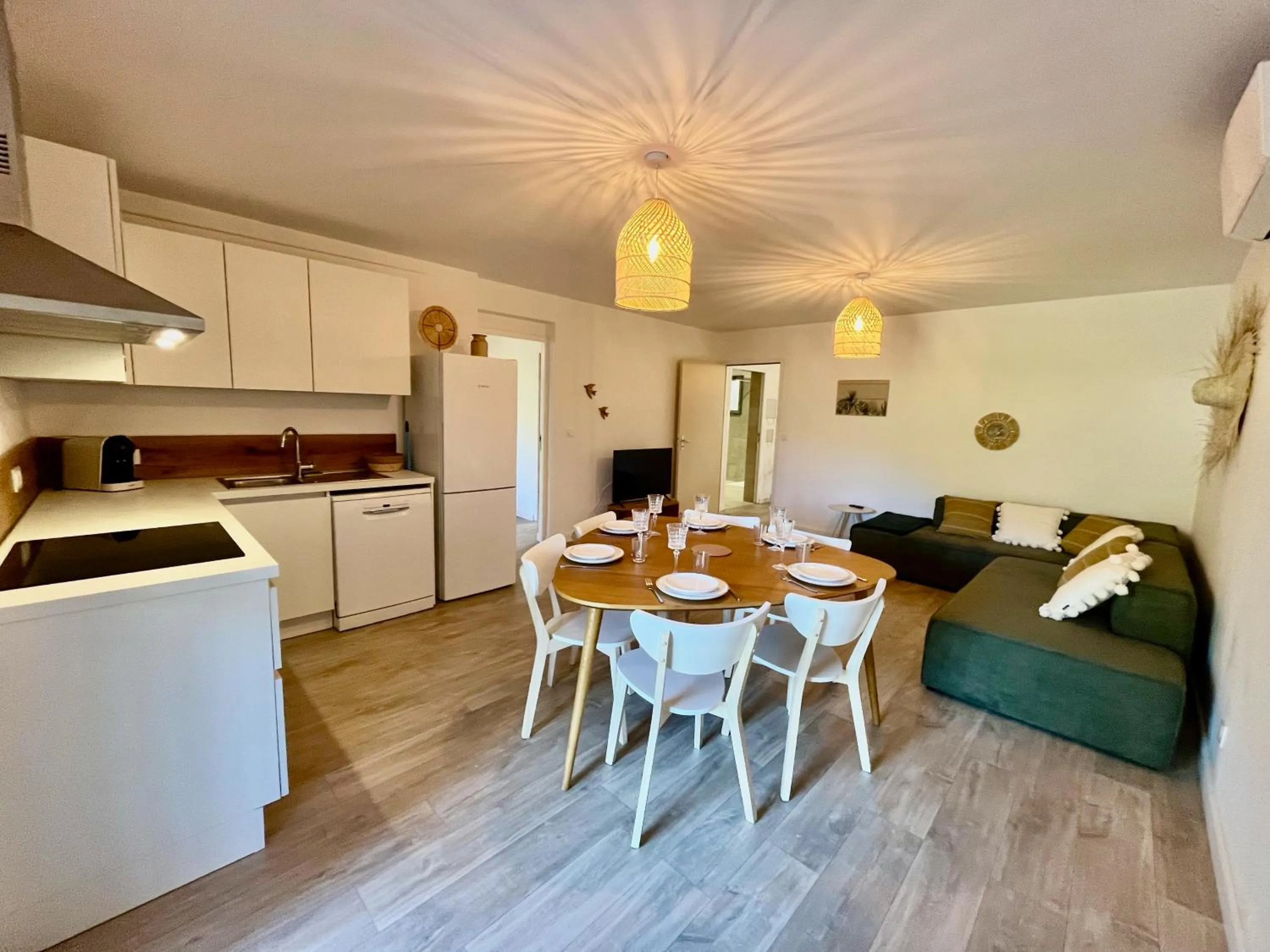 TV and multimedia in Hôtel Résidence CAPENSE