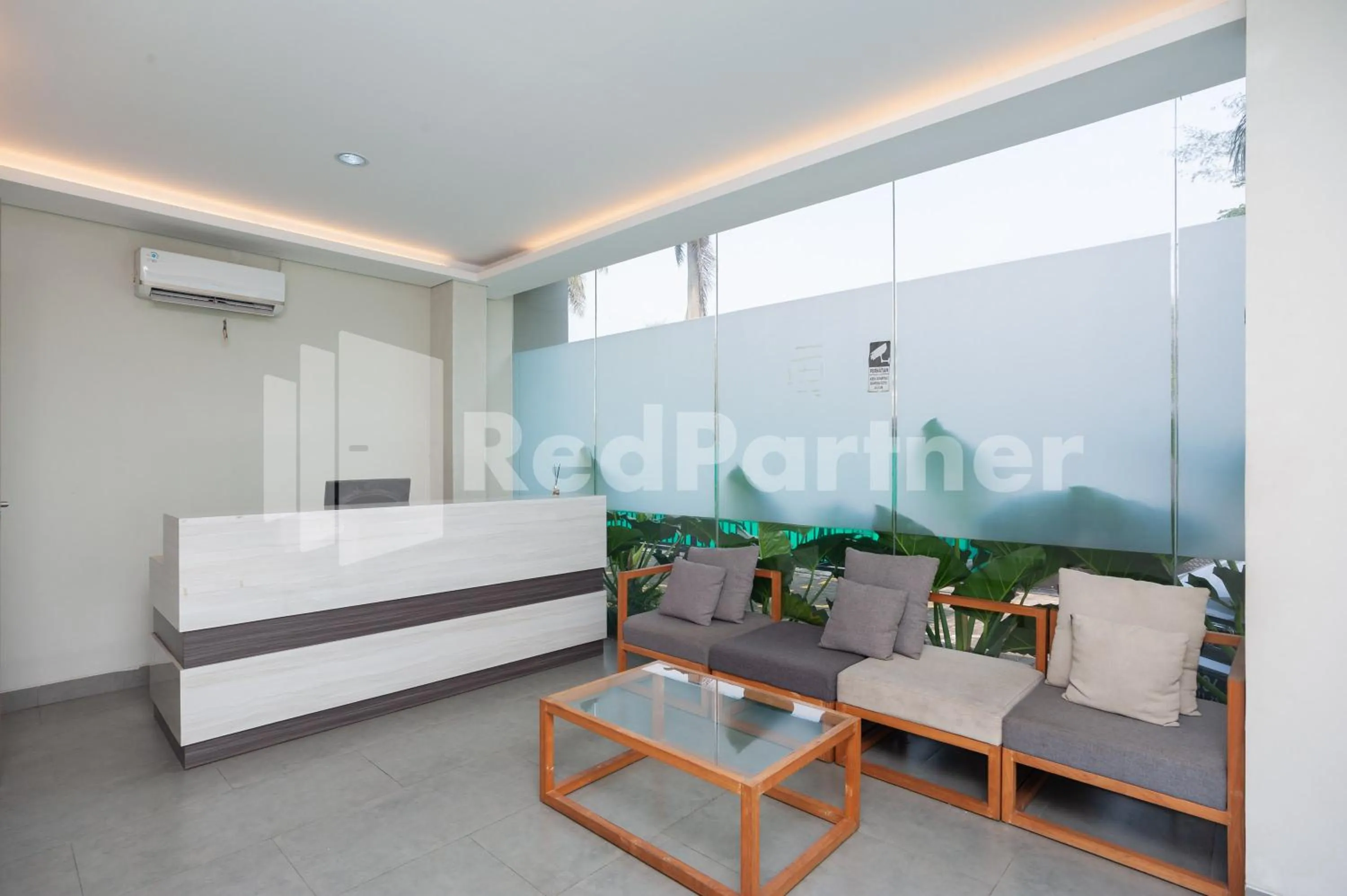 Lobby or reception in Urbanview Syariah Caseira Citra Raya