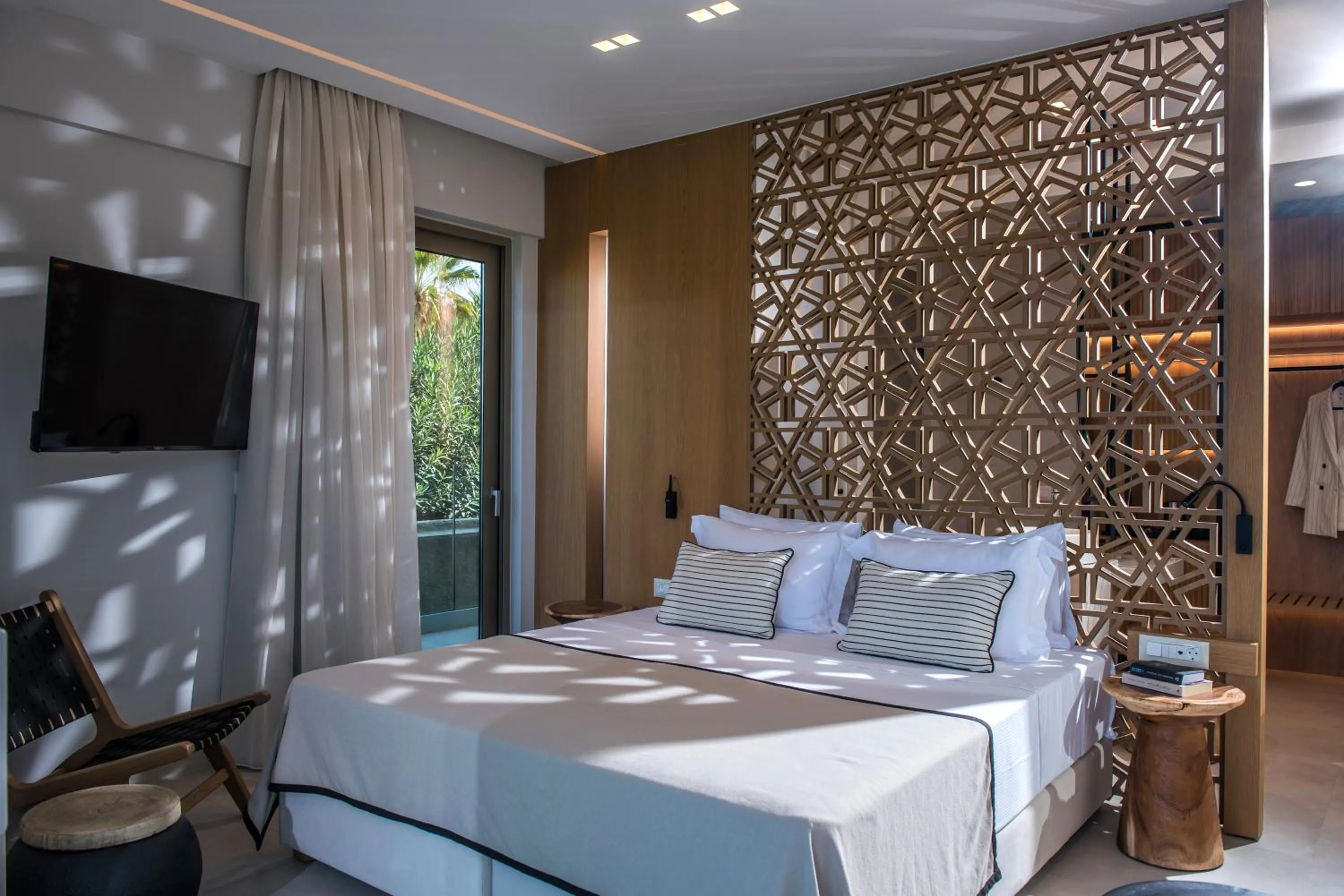 Photo of the whole room, Bed in Niriides Palace