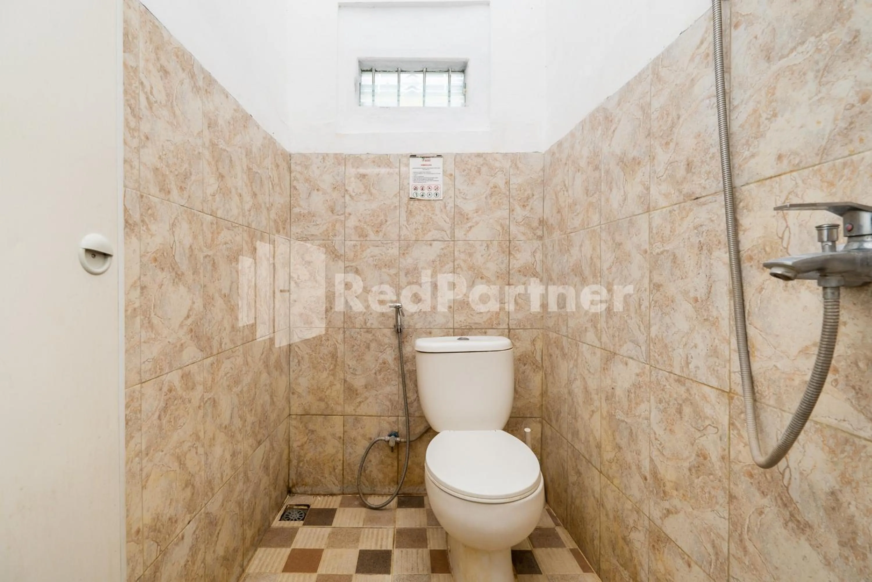 Shower in Omah Kalimosodo Mitra RedDoorz near Stasiun Malang Kota Baru