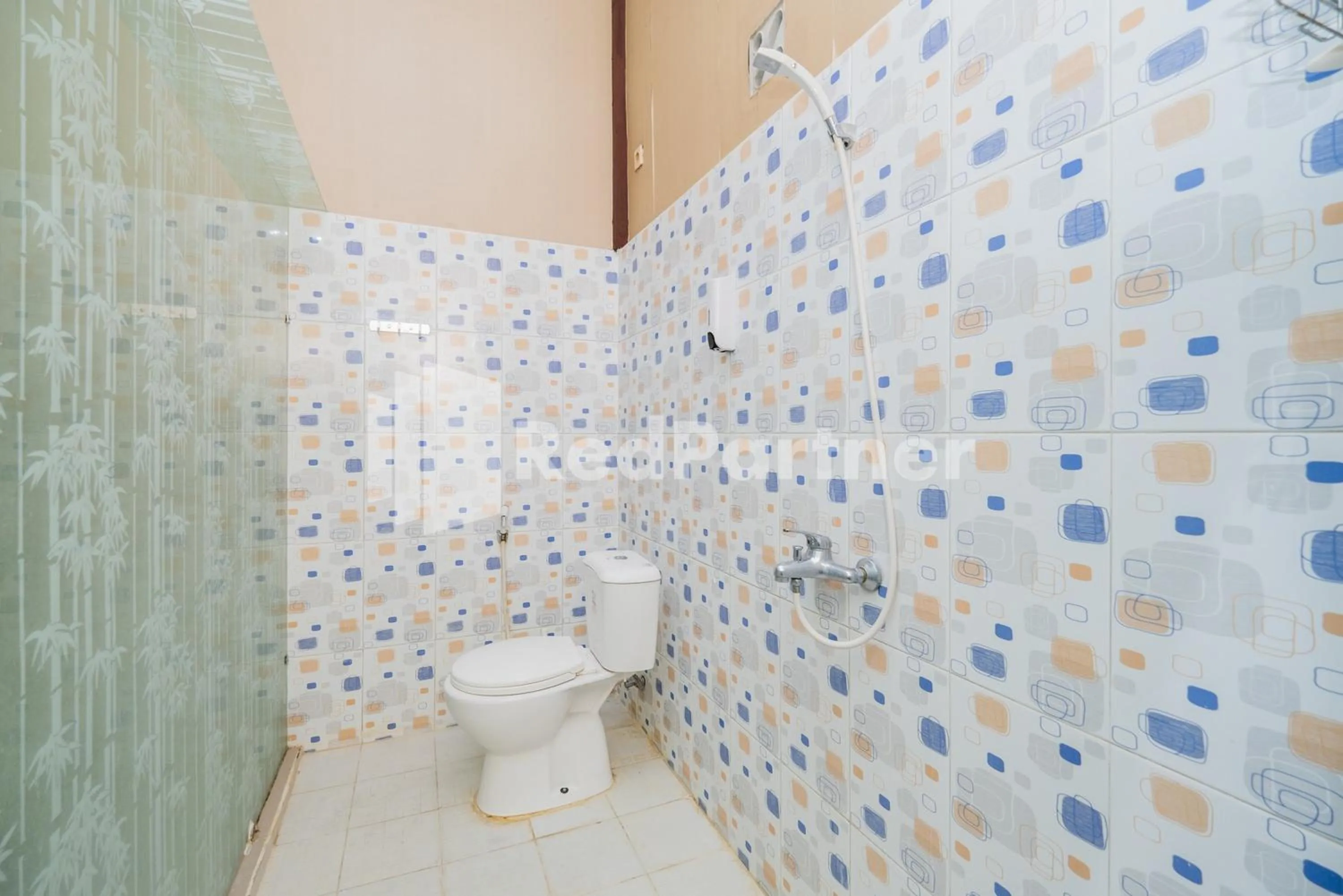 Shower in Omah Kalimosodo Mitra RedDoorz near Stasiun Malang Kota Baru