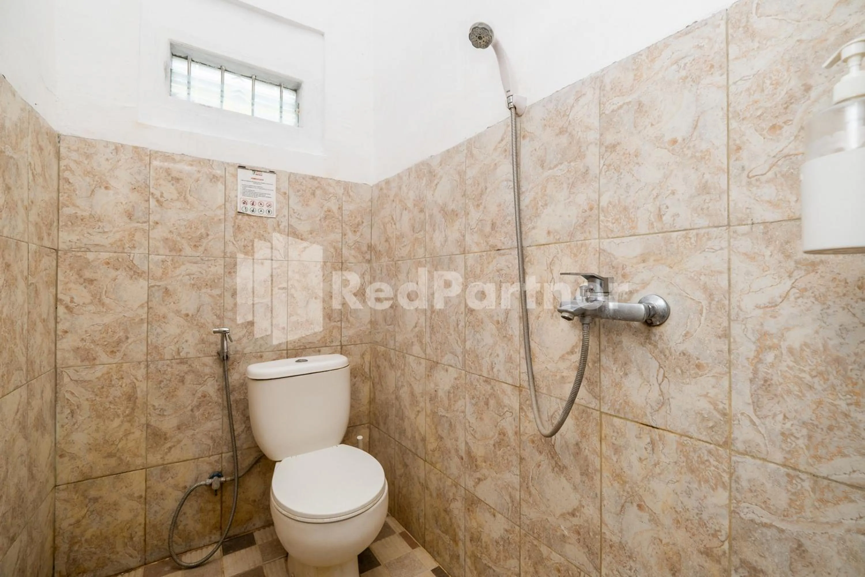 Shower in Omah Kalimosodo Mitra RedDoorz near Stasiun Malang Kota Baru