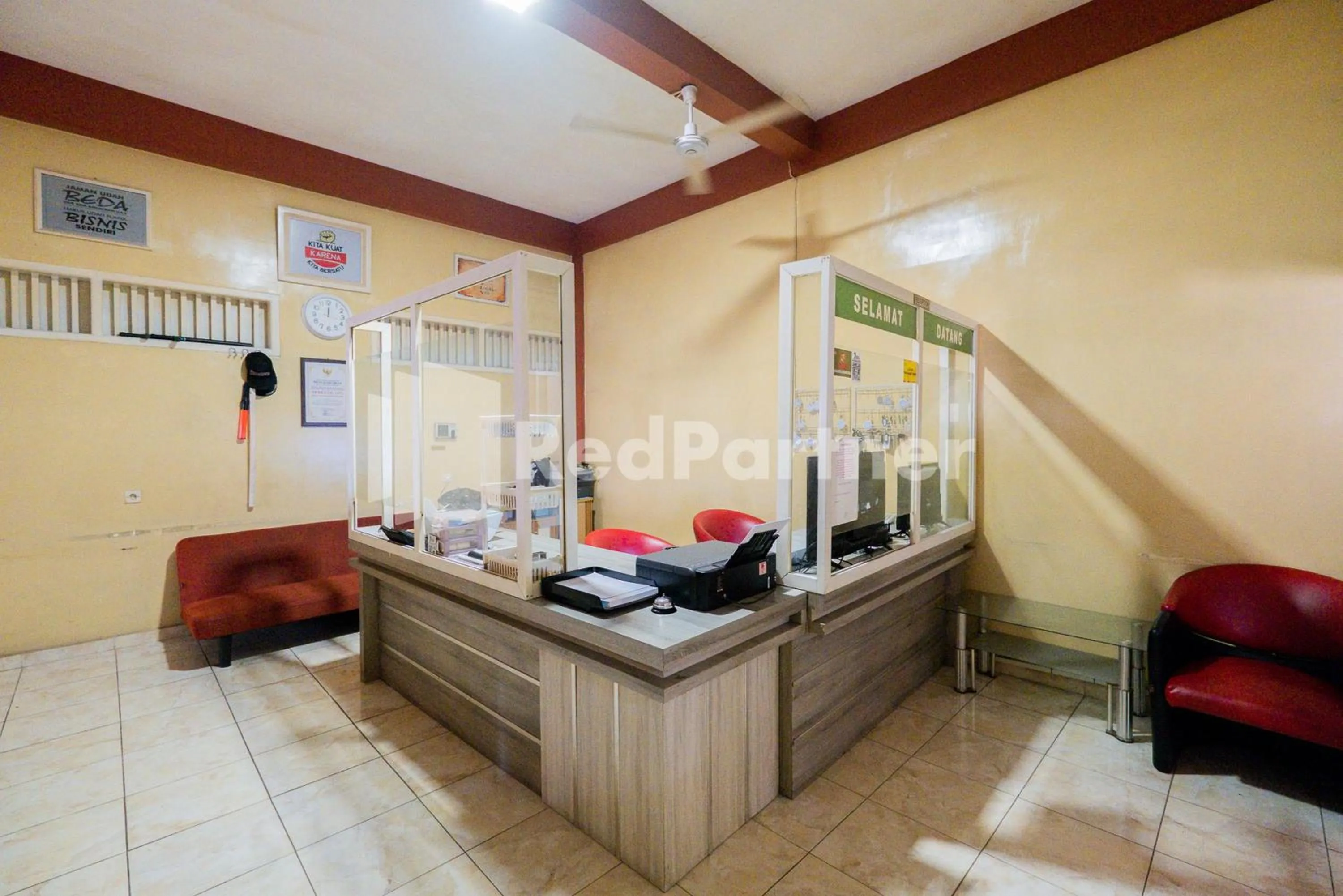 Lobby or reception in Omah Kalimosodo Mitra RedDoorz near Stasiun Malang Kota Baru