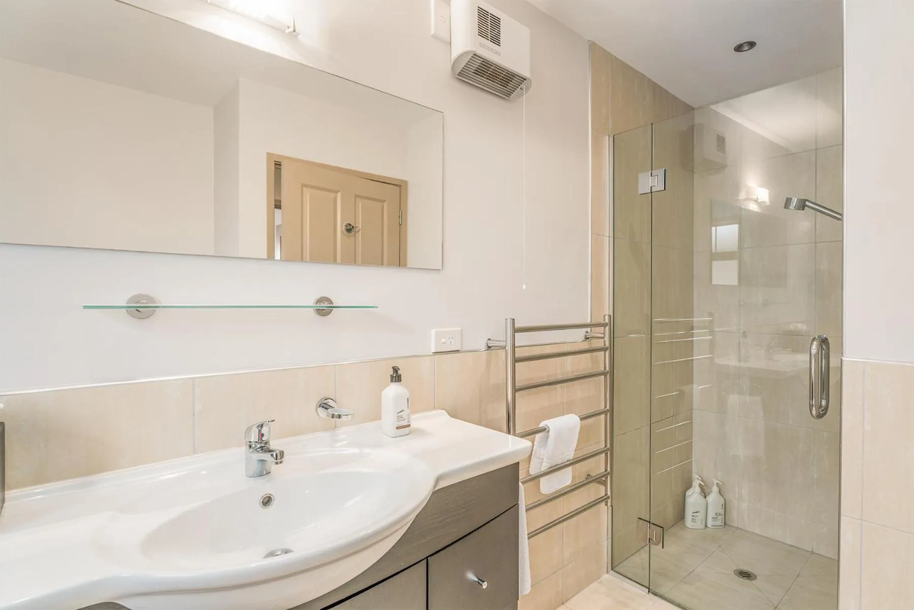 Shower in Queenstown Grandview with Spa Pool