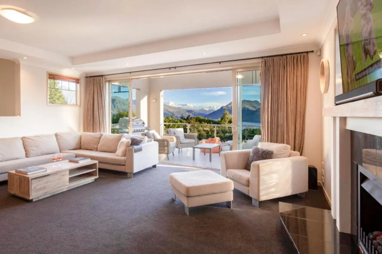 Natural landscape in Queenstown Grandview with Spa Pool