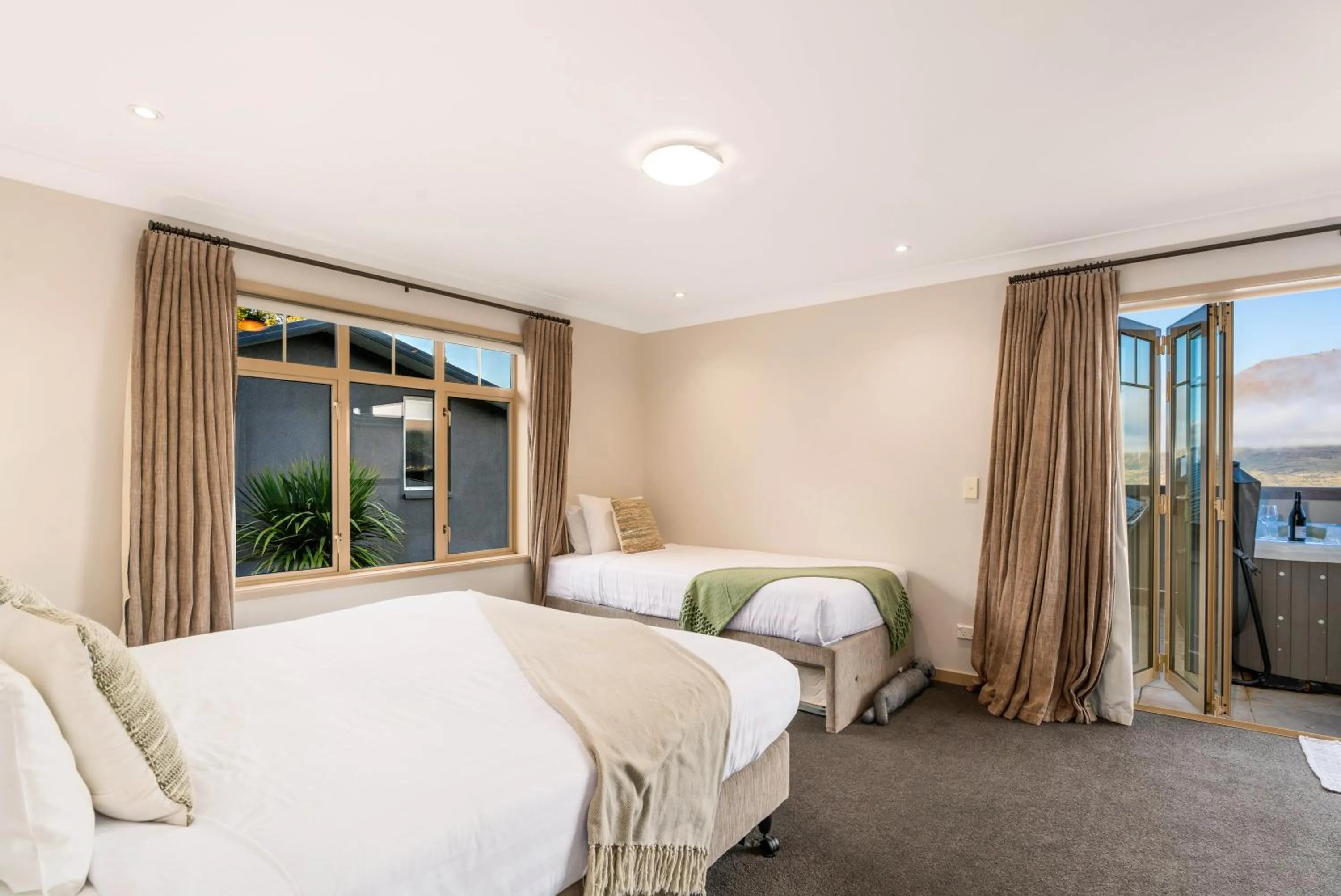 Bed in Queenstown Grandview with Spa Pool