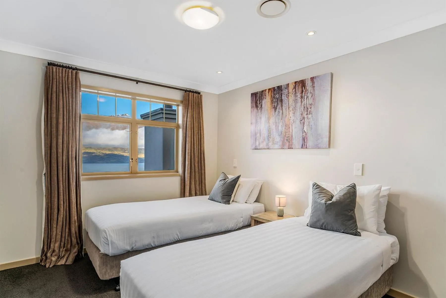 Bed in Queenstown Grandview with Spa Pool