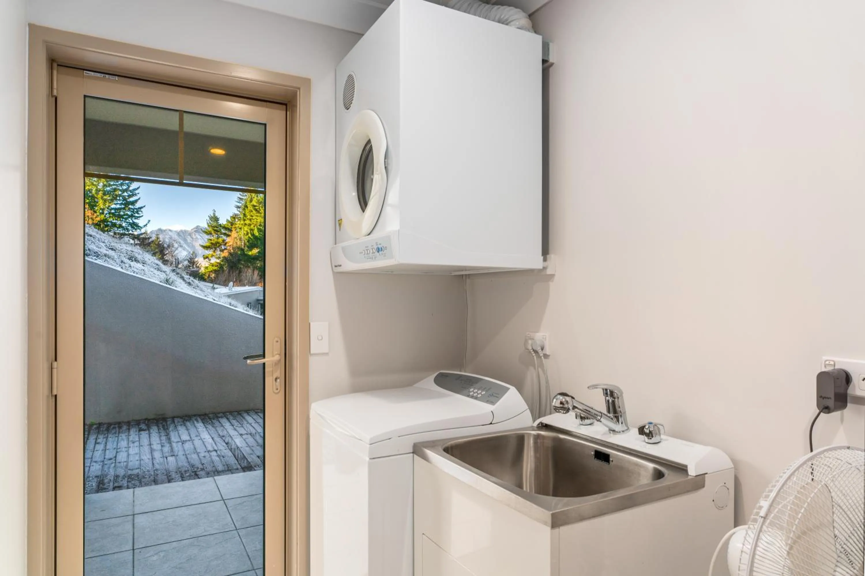 washing machine in Queenstown Grandview with Spa Pool