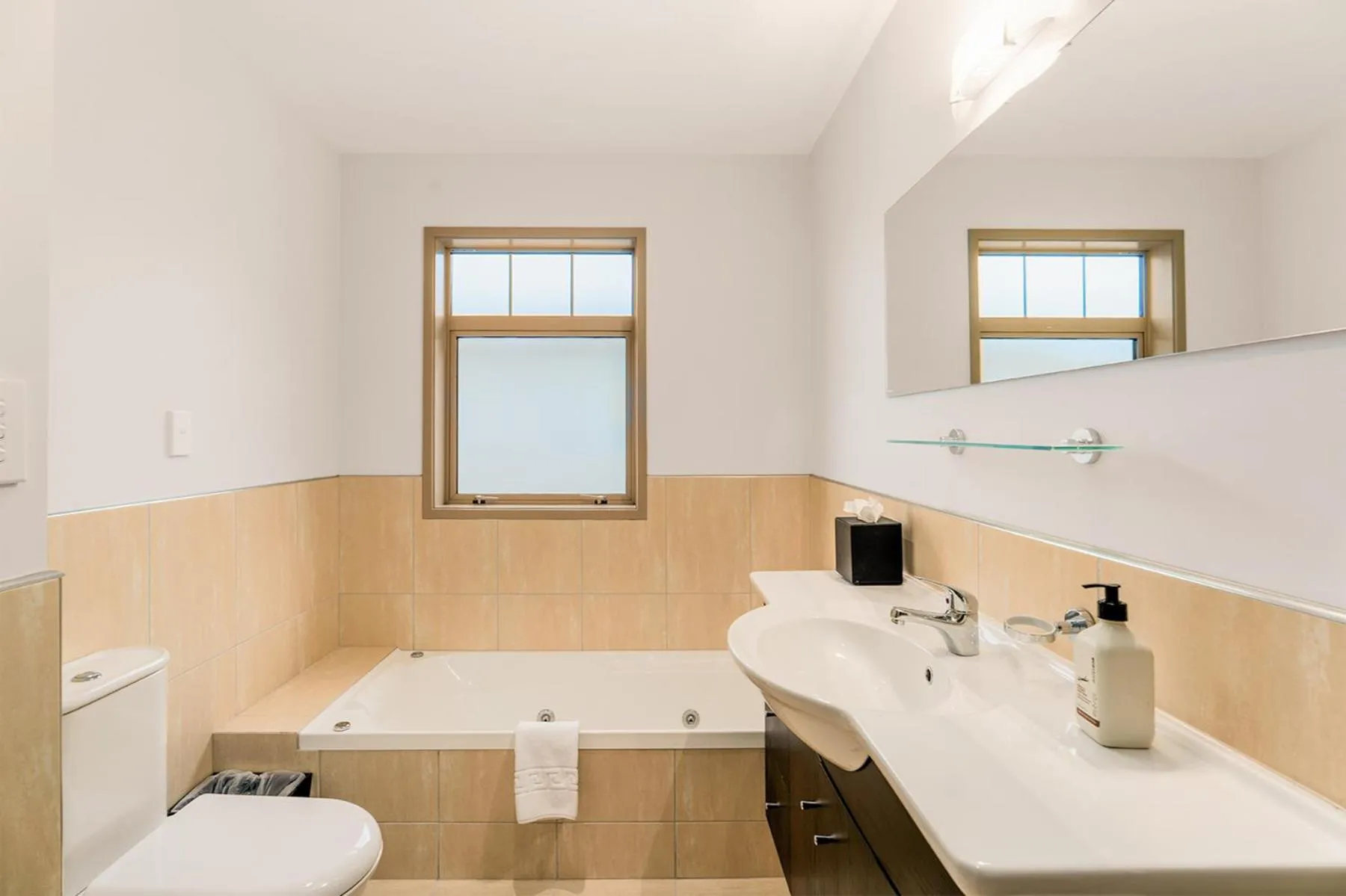 Toilet in Queenstown Grandview with Spa Pool