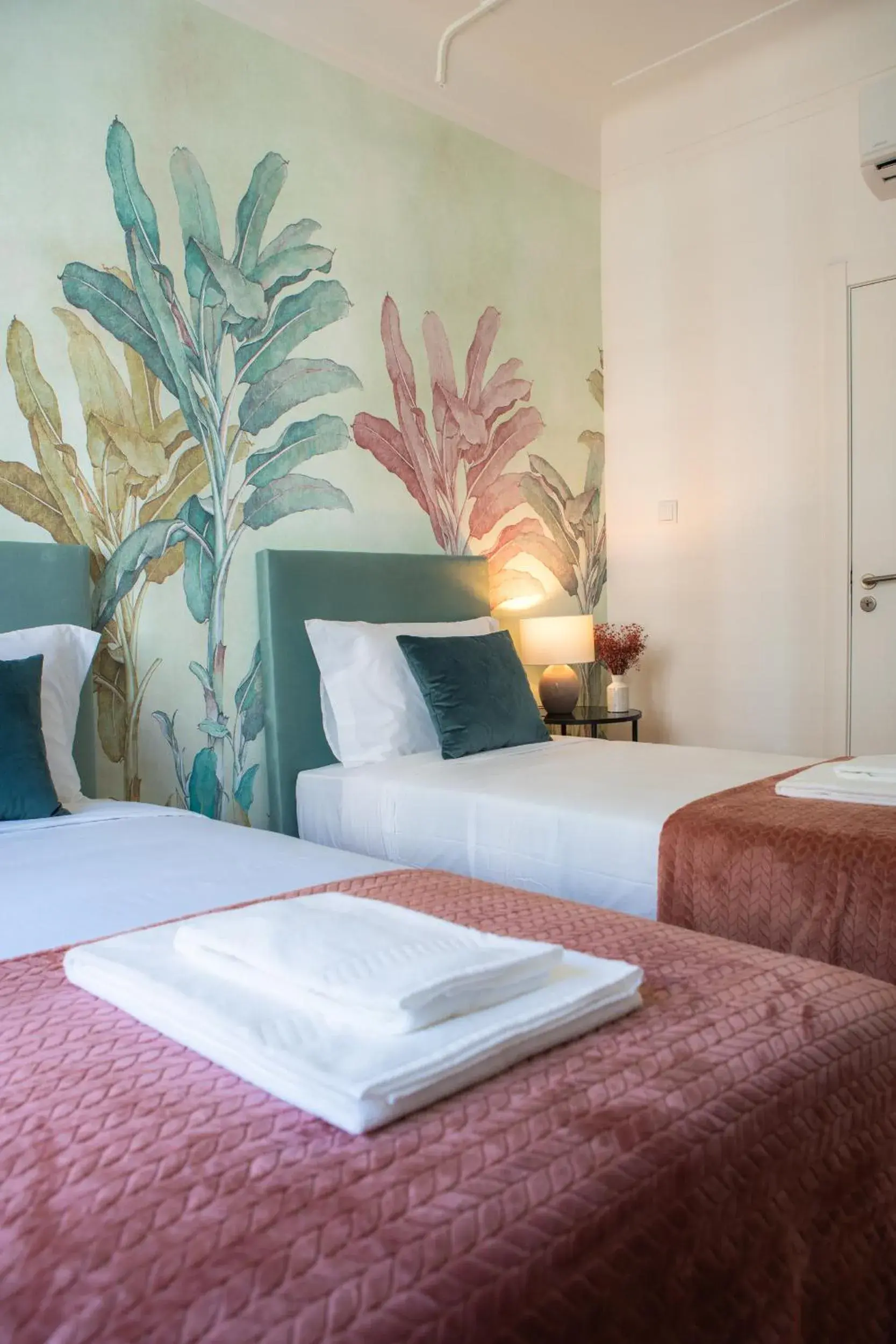 Twin Room in Succeed Campo Pequeno Suites Twin Room in Succeed Campo Pequeno Suites