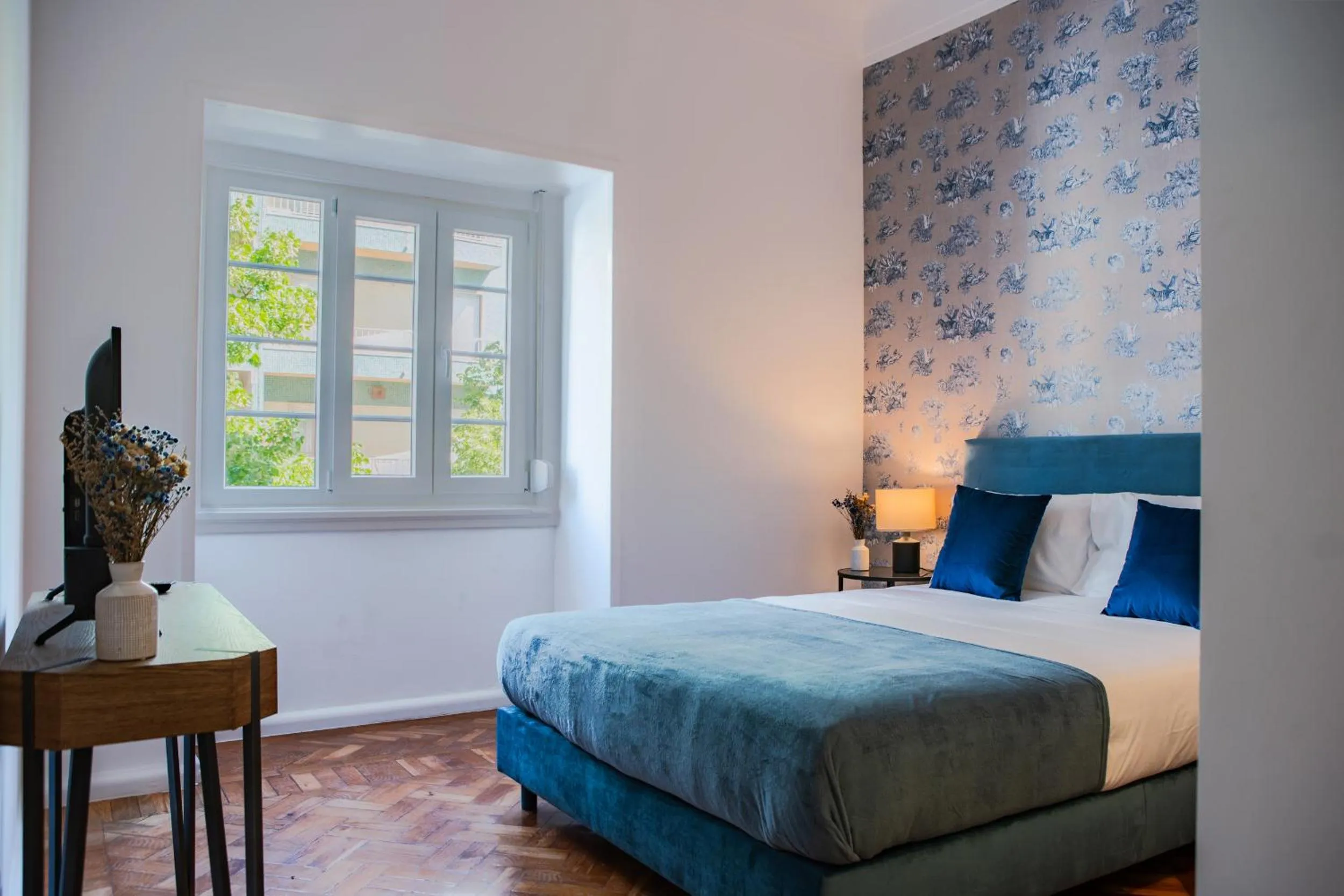 Photo of the whole room, Bed in Succeed Campo Pequeno Suites