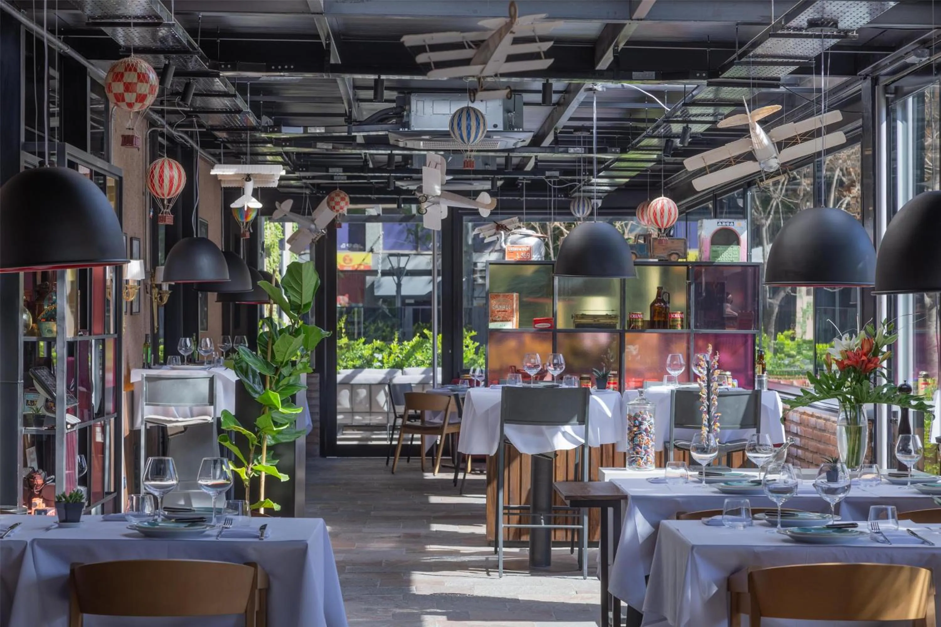 Restaurant/places to eat in Hualta Hotel Mendoza, Curio Collection by Hilton