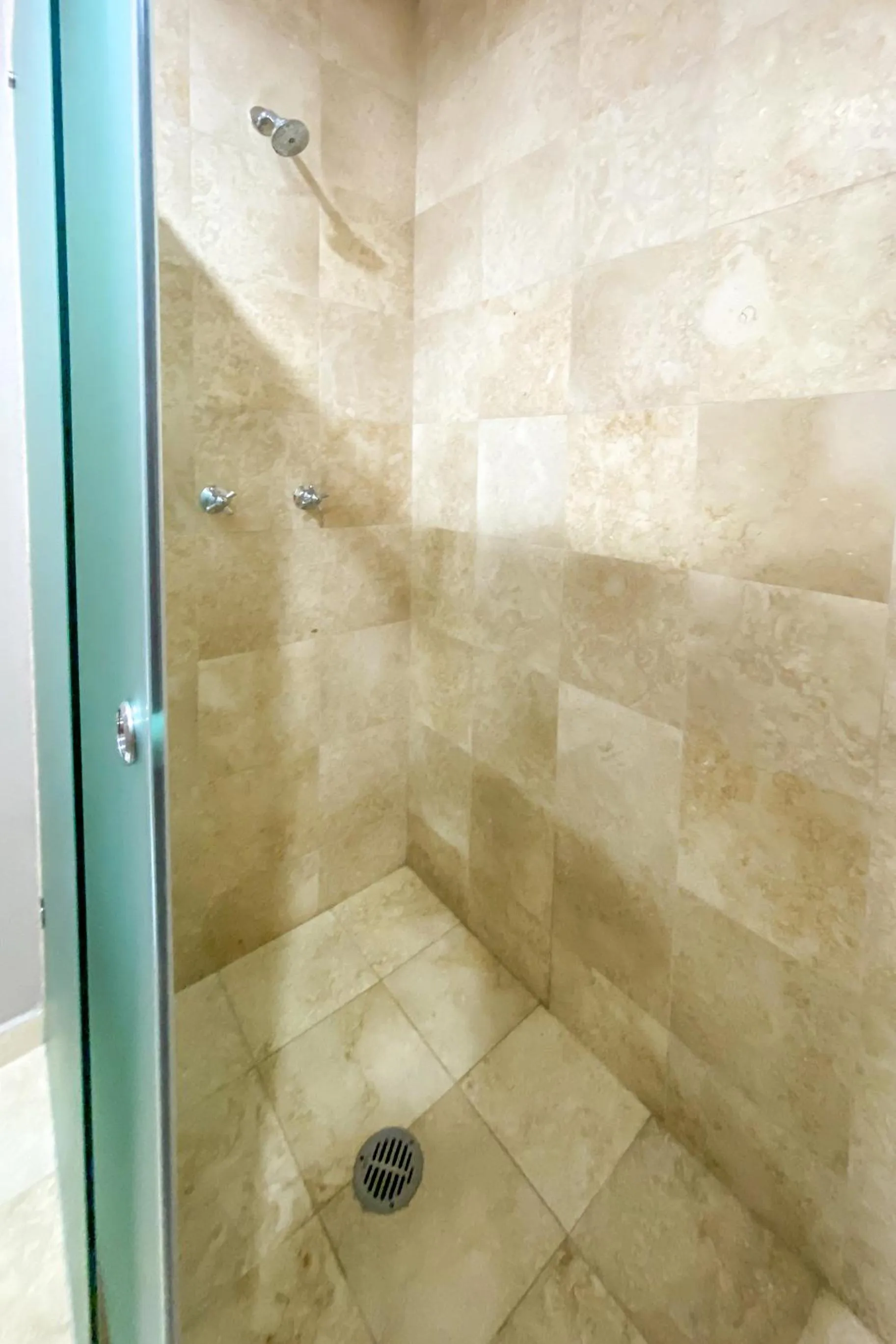 Shower in Suites Patio Antequera