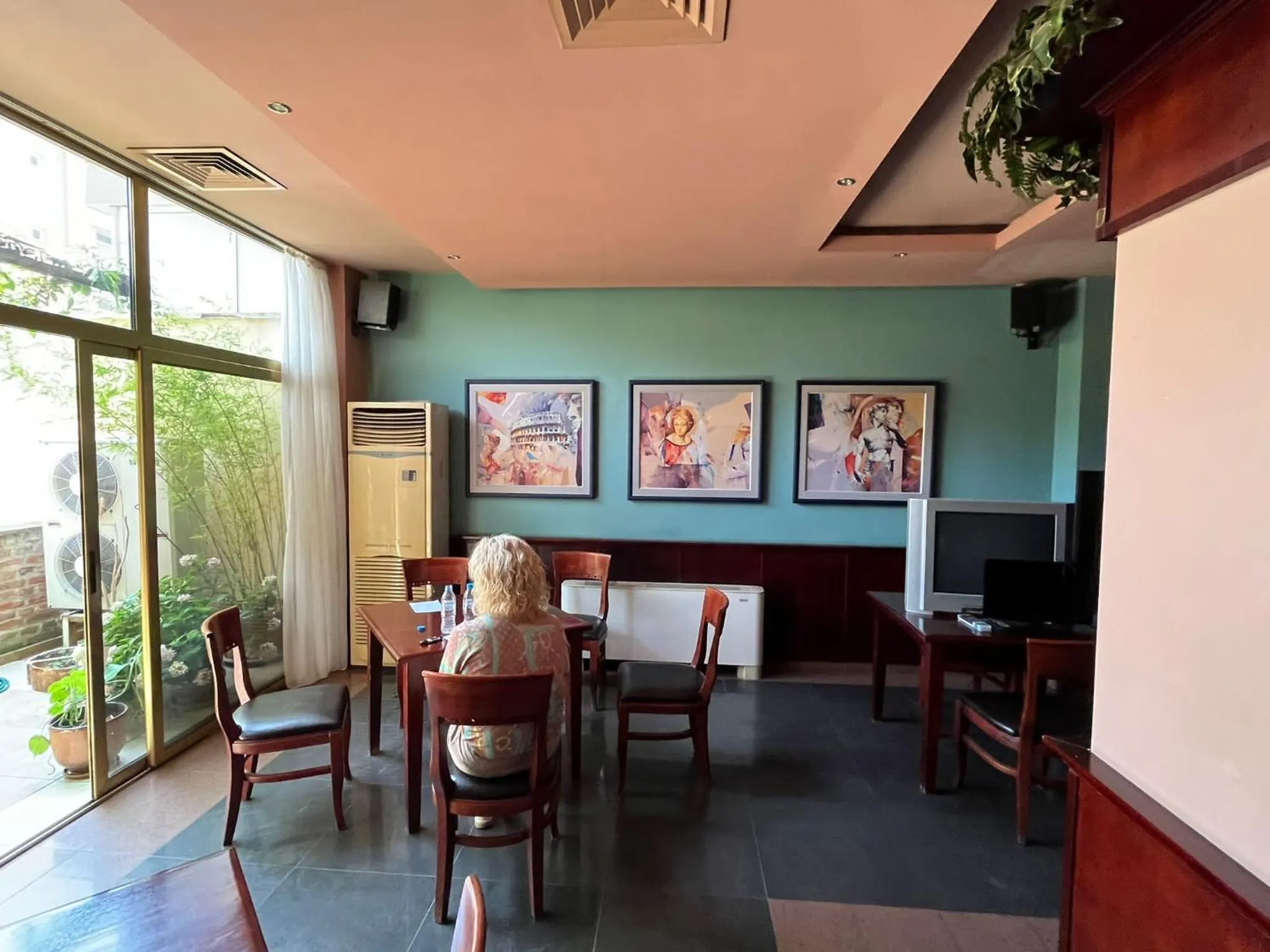 Restaurant/places to eat in HOTEL KREDO