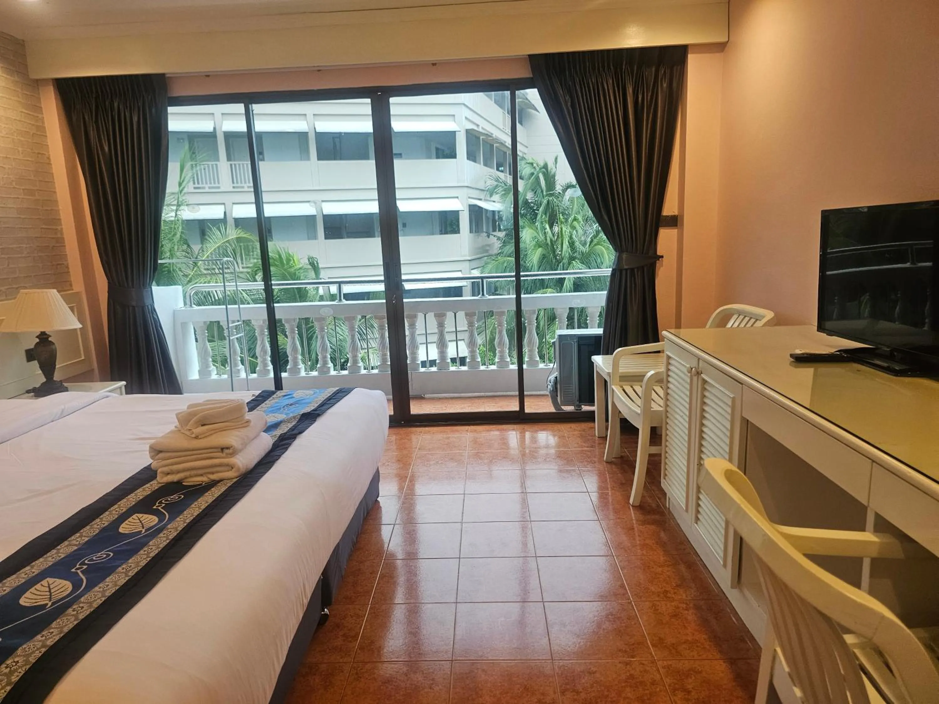 Photo of the whole room, Bed in Patong Central Residence & Apartment