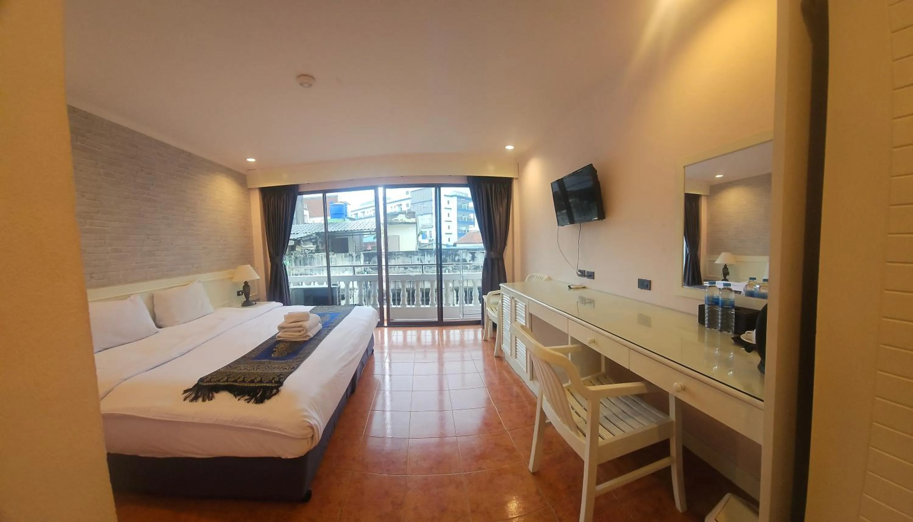 Photo of the whole room, Bed in Patong Central Residence & Apartment