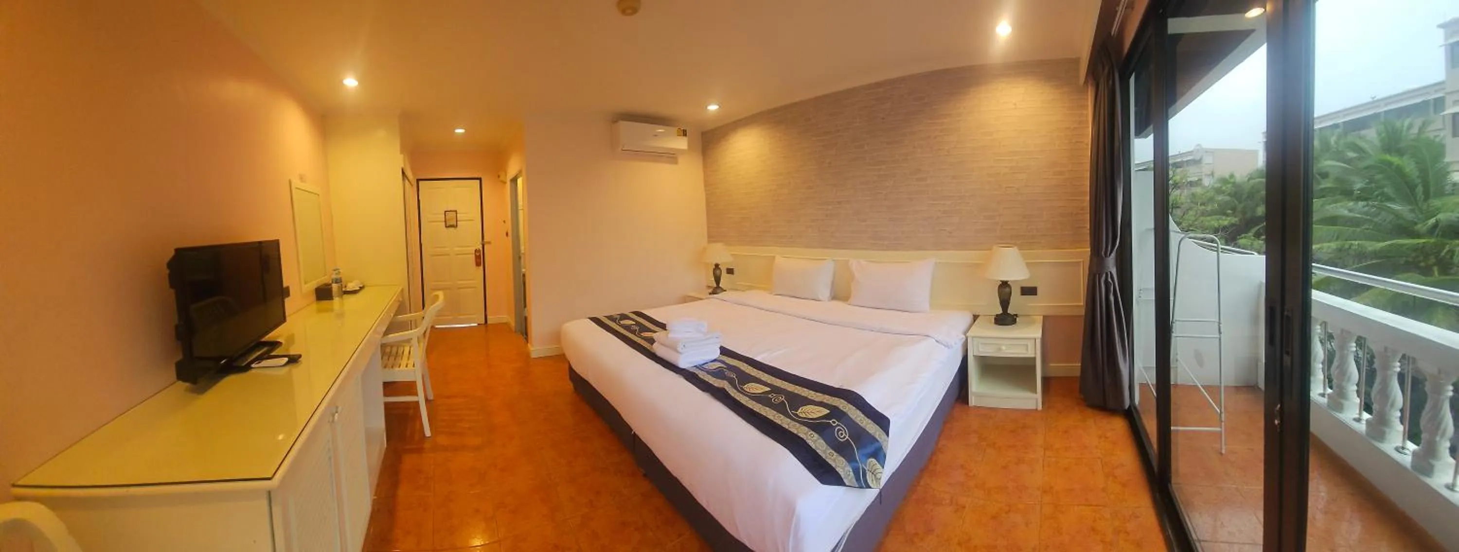 Photo of the whole room, Bed in Patong Central Residence & Apartment