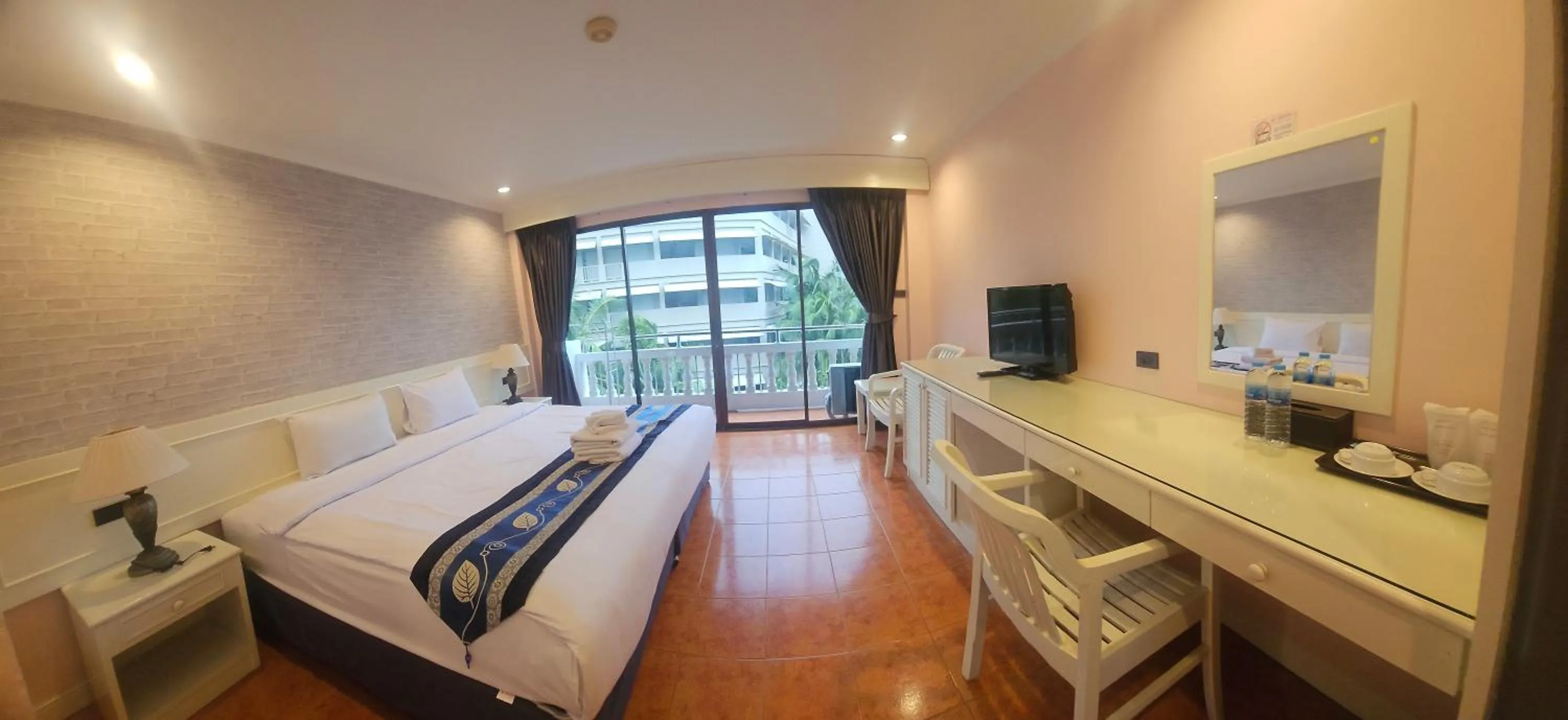 Photo of the whole room, Bed in Patong Central Residence & Apartment