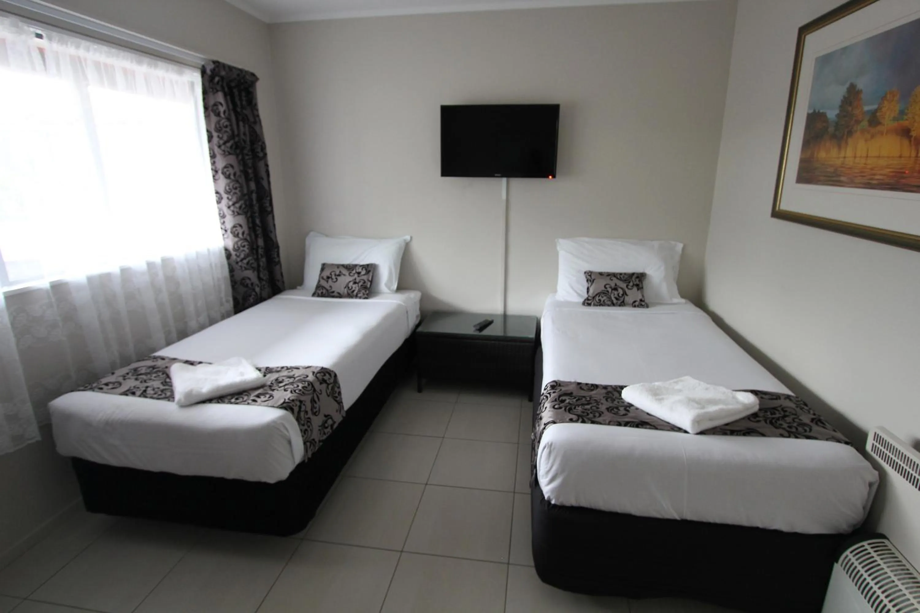 TV and multimedia, TV/Entertainment Center in Motel 80