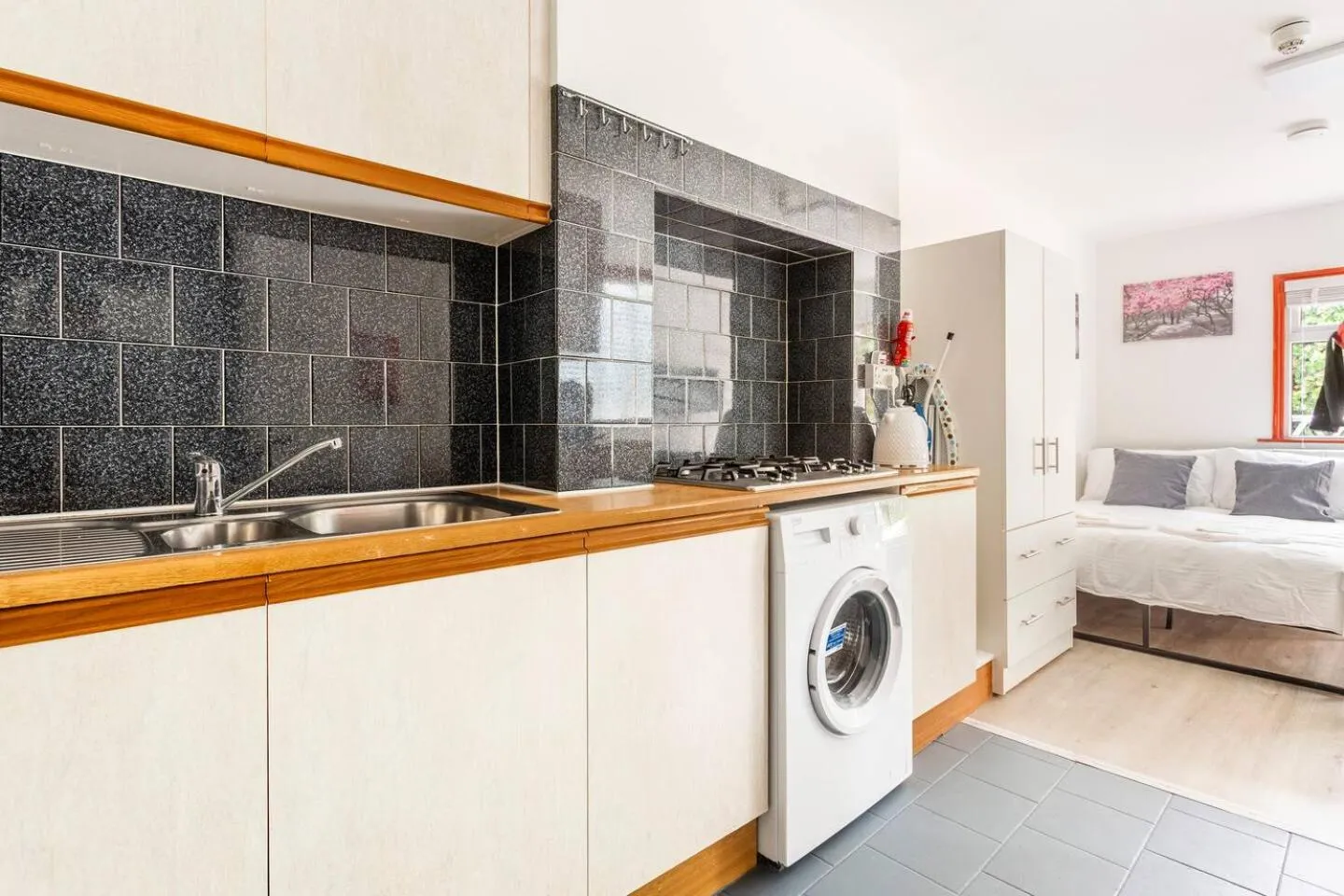 Stylish Ground Floor Garden Flat nr Central London