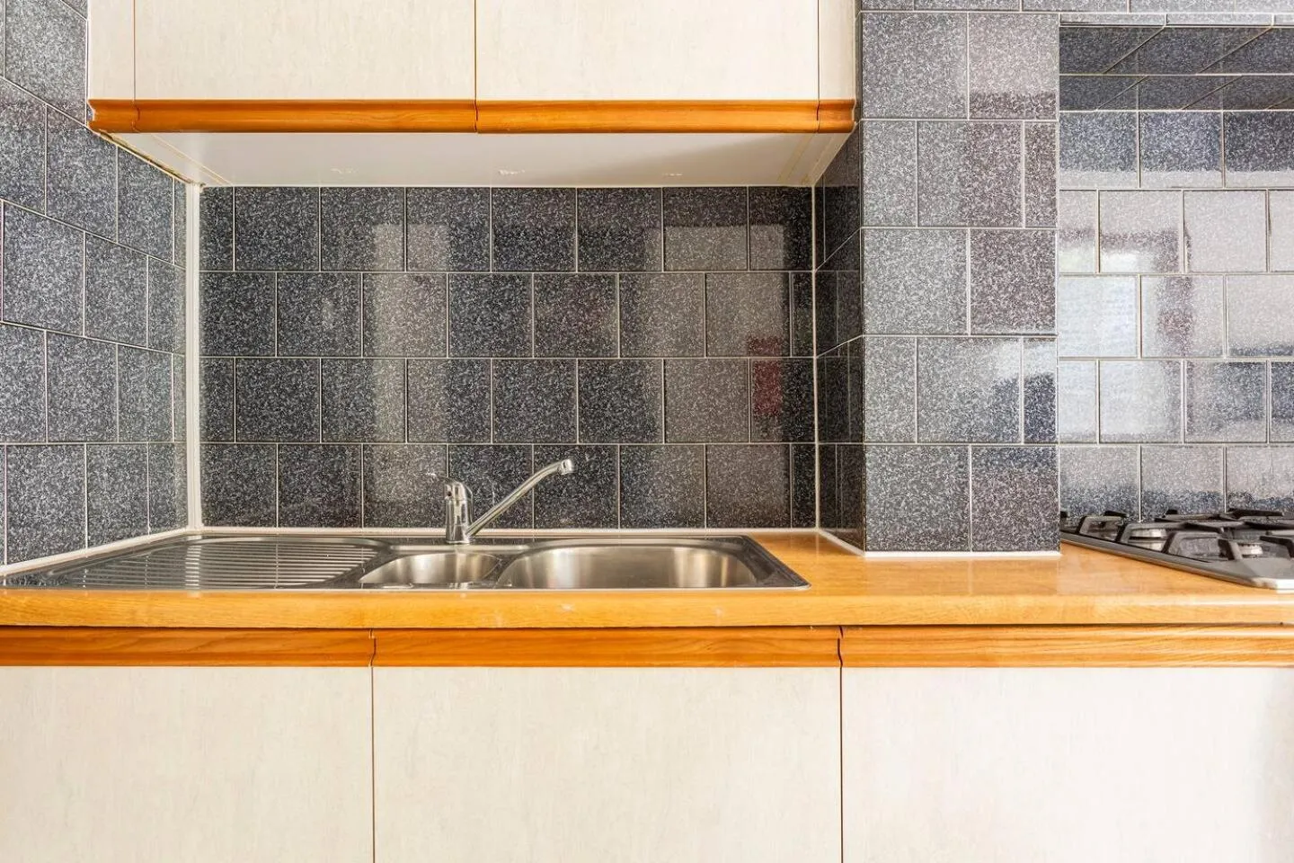 Stylish Ground Floor Garden Flat nr Central London