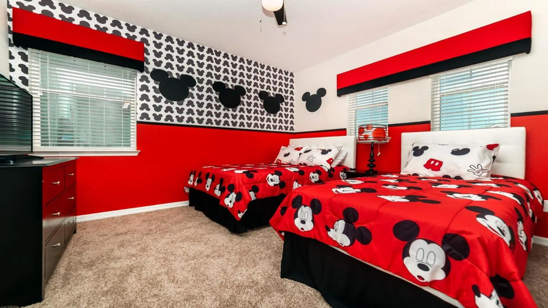 Bed in Disney Getaway: Pool, Spa, Games, Great Locale